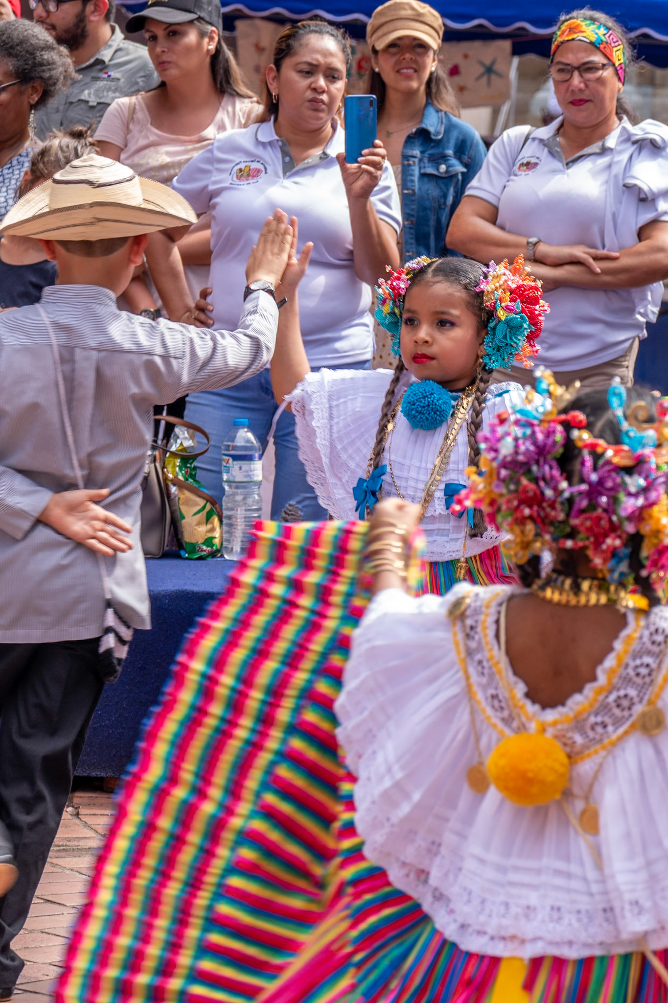 The national costume is a Pollera de Panamá