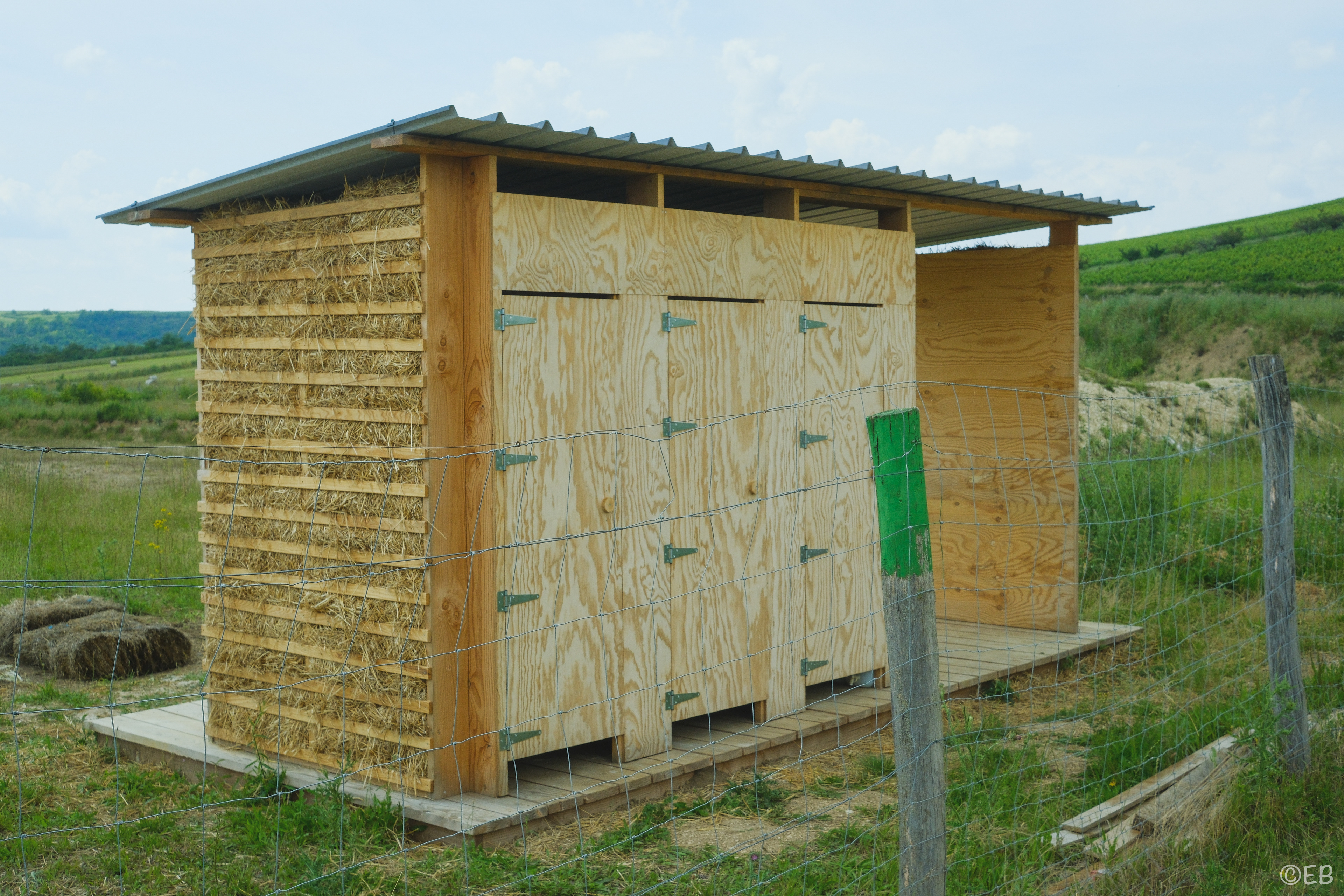 2 toilettes et un box de rangement