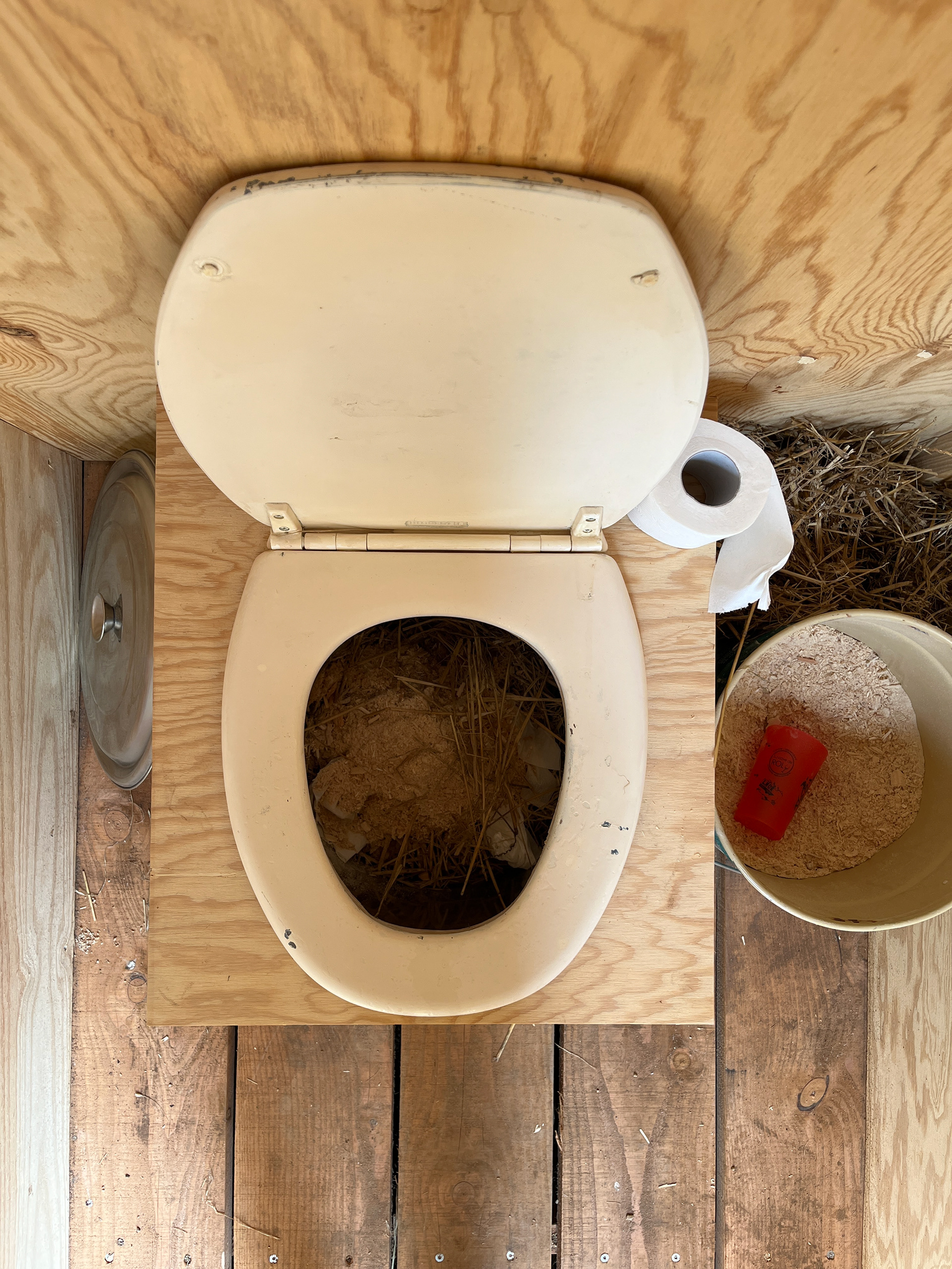 Fig 9 : Figure de l'intérieur des toilettes, remplies de paille de la ferme et de sciure de la menuiserie