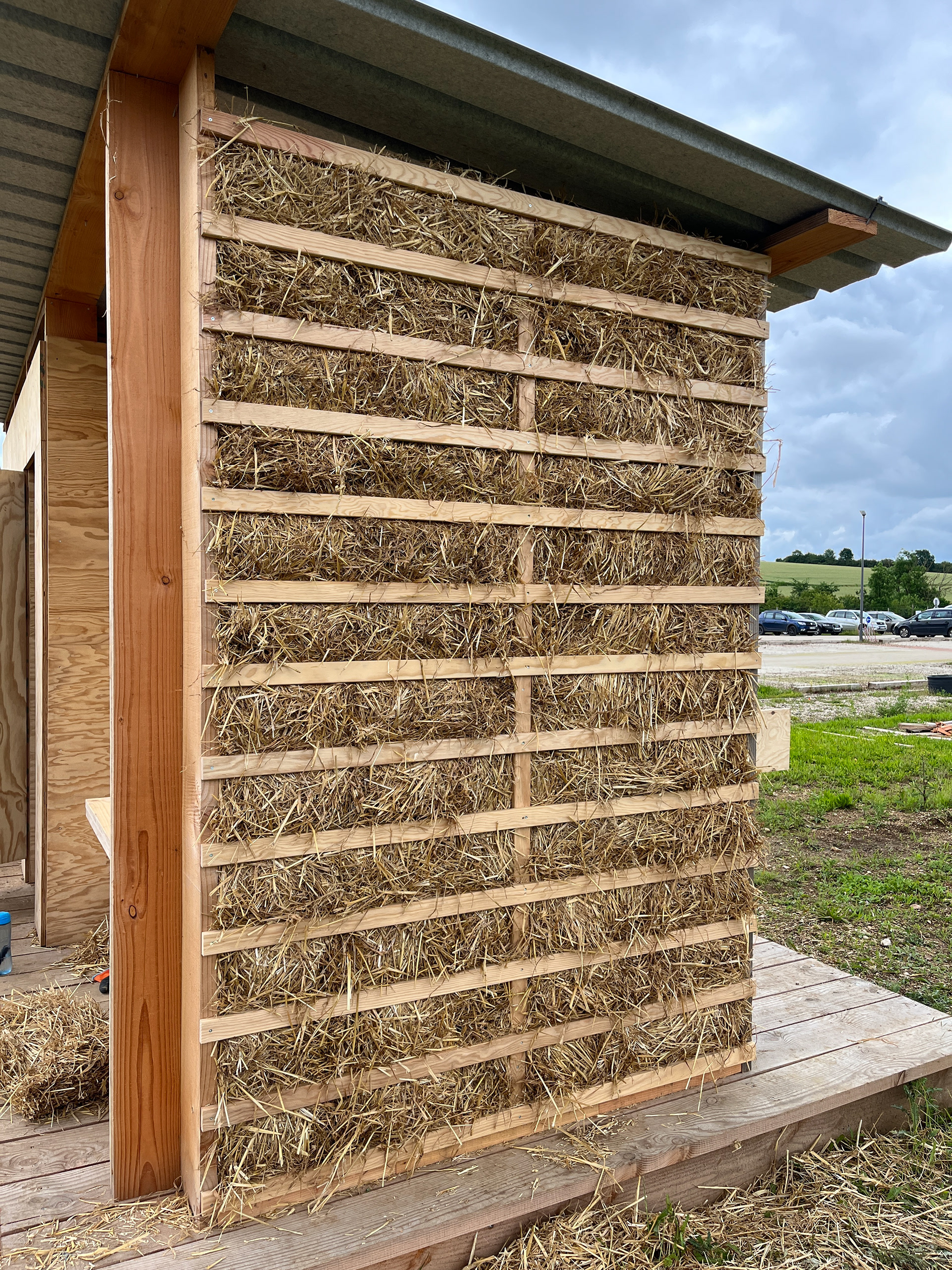 Fig 19 : Méthode aves les morceaux de ballots dans armature bois - Mur remplie !