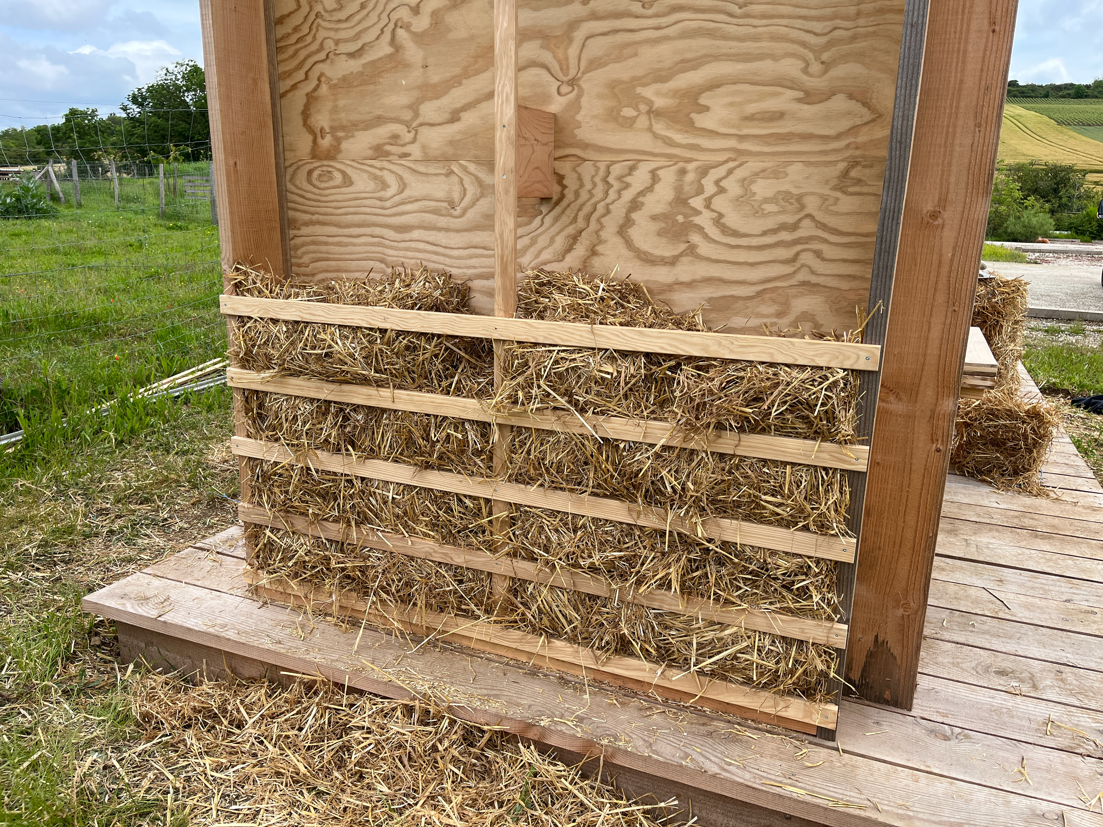 Fig 19 : Méthode aves les morceaux de ballots dans armature bois - On monte au fur et à mesure