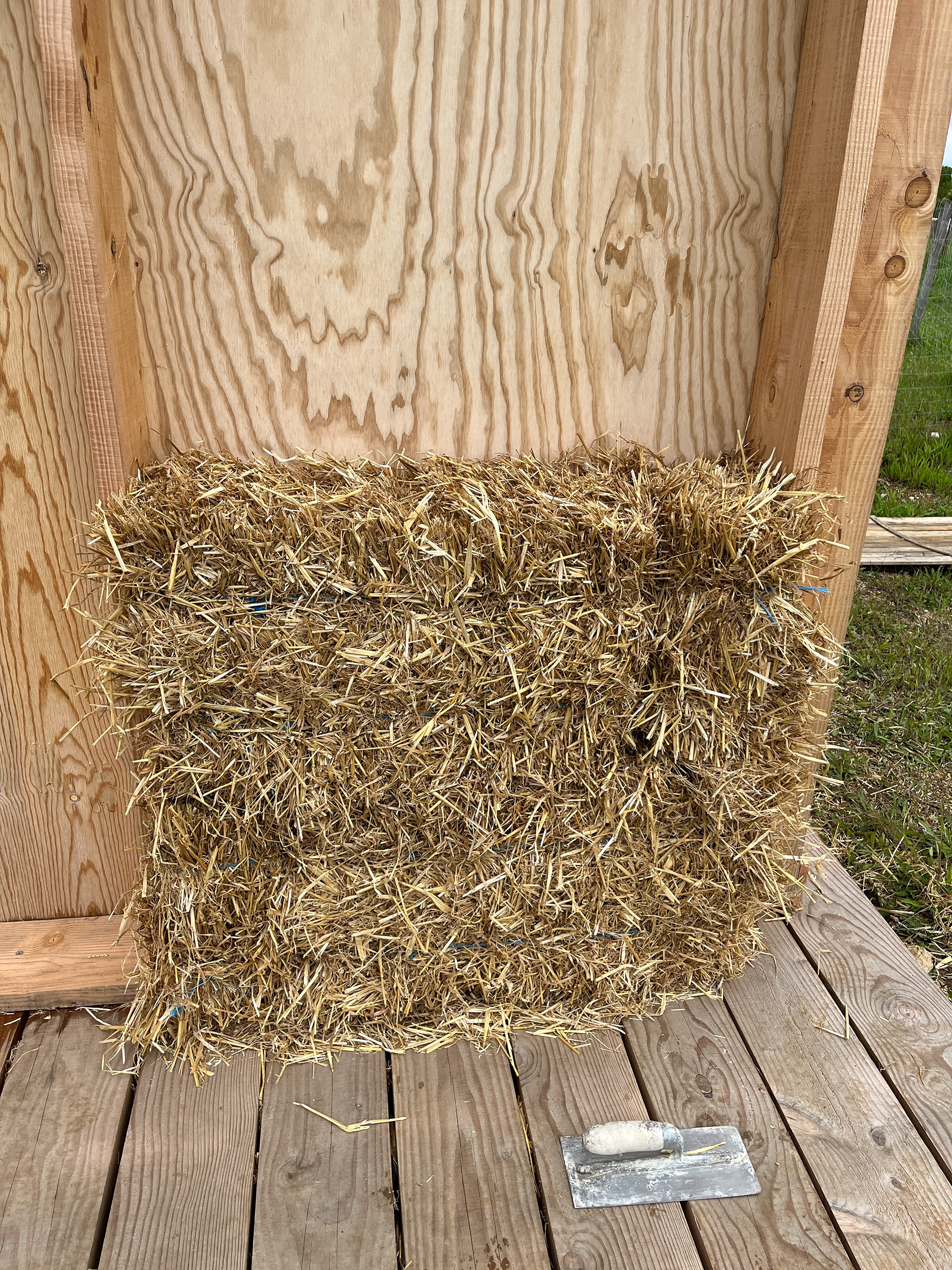 Fig 18 : Méthode avec les bottes de paille - rebouchage des trous