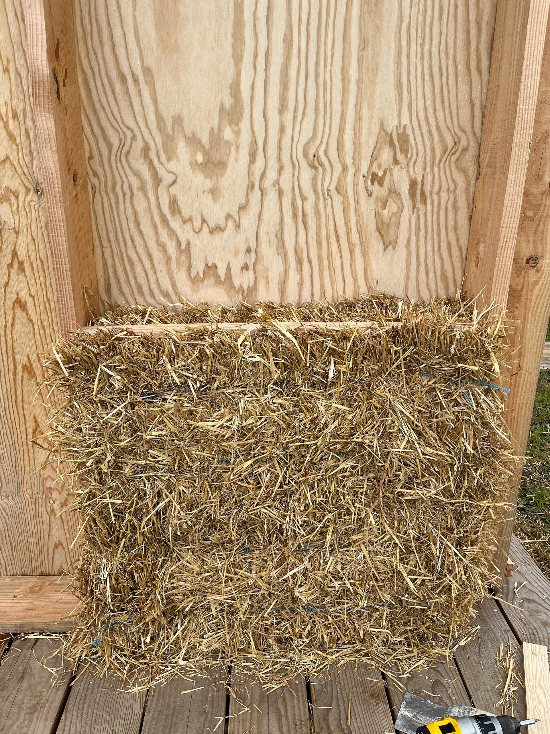 Fig 18 : Méthode avec les bottes de paille - 2ème niveau posé !