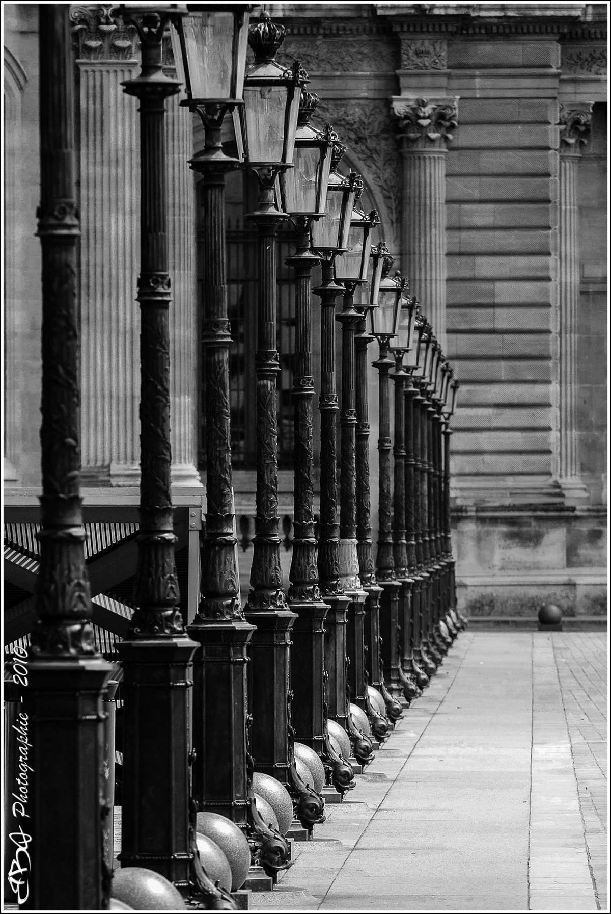 Enfilade de lampadaires au Louvre