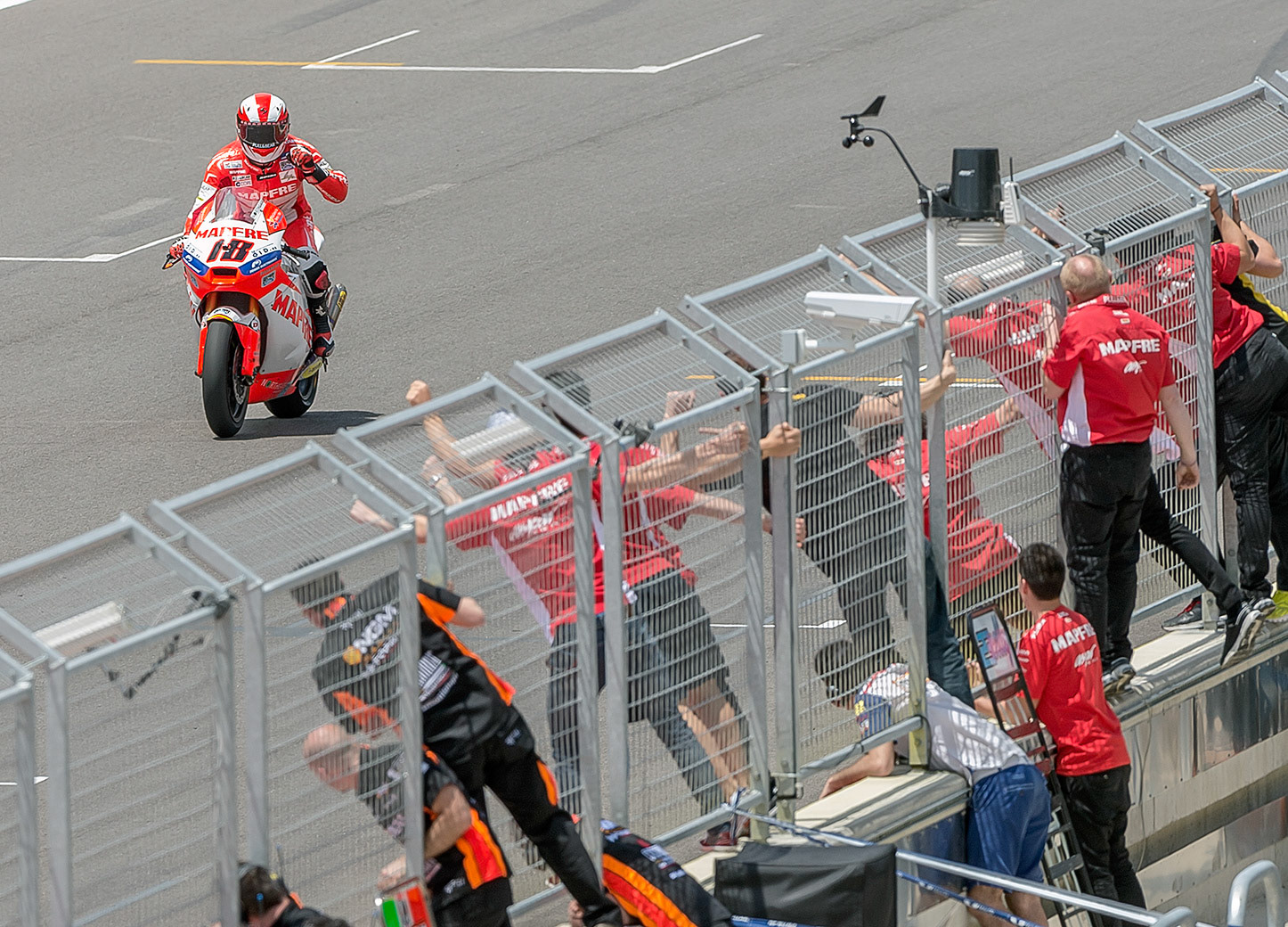 Nicolas Terol greets his Mapfre Aspar Team