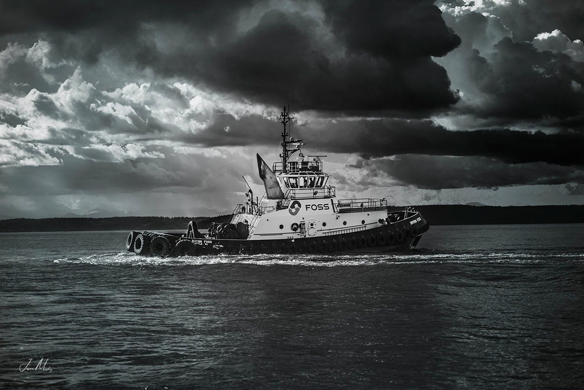 B&W Tug Brynn Foss