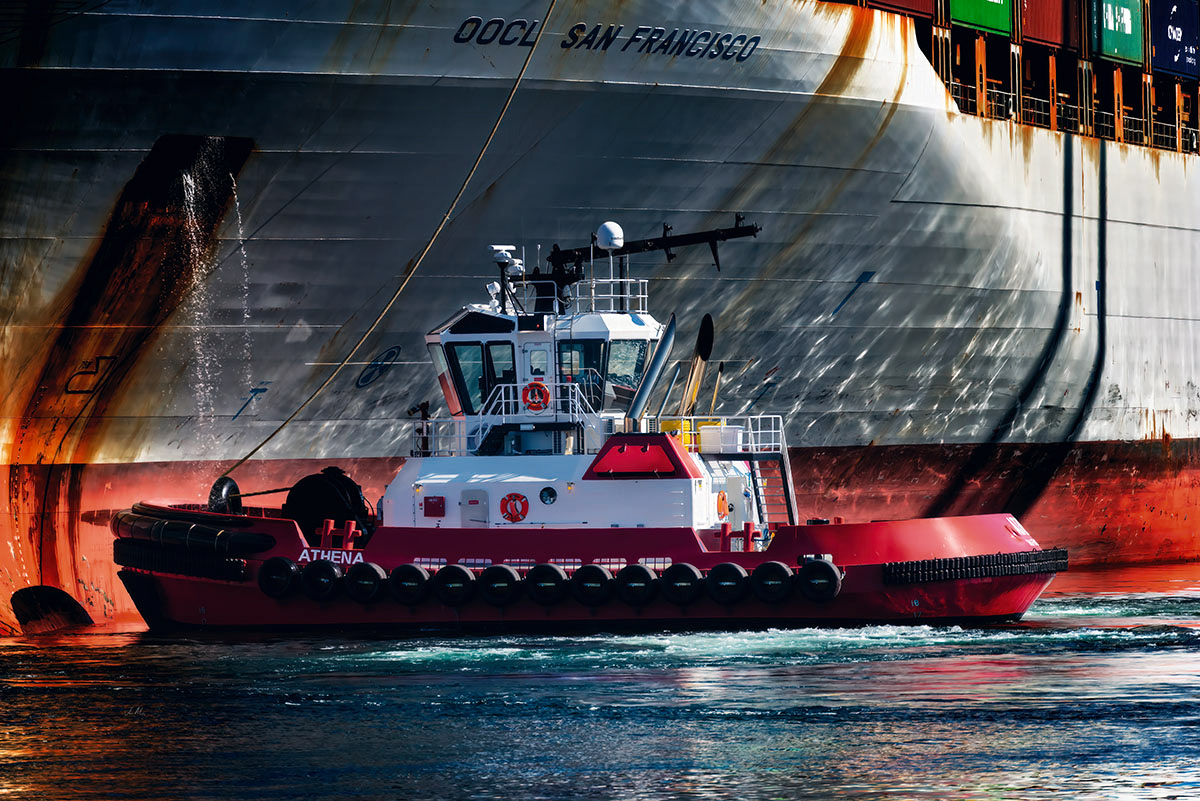 Tug Athena on the bow of Ship OOCL San Francisco