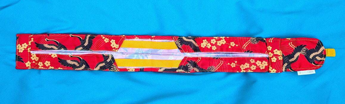 1. Snap the bag straight by pulling the ends.