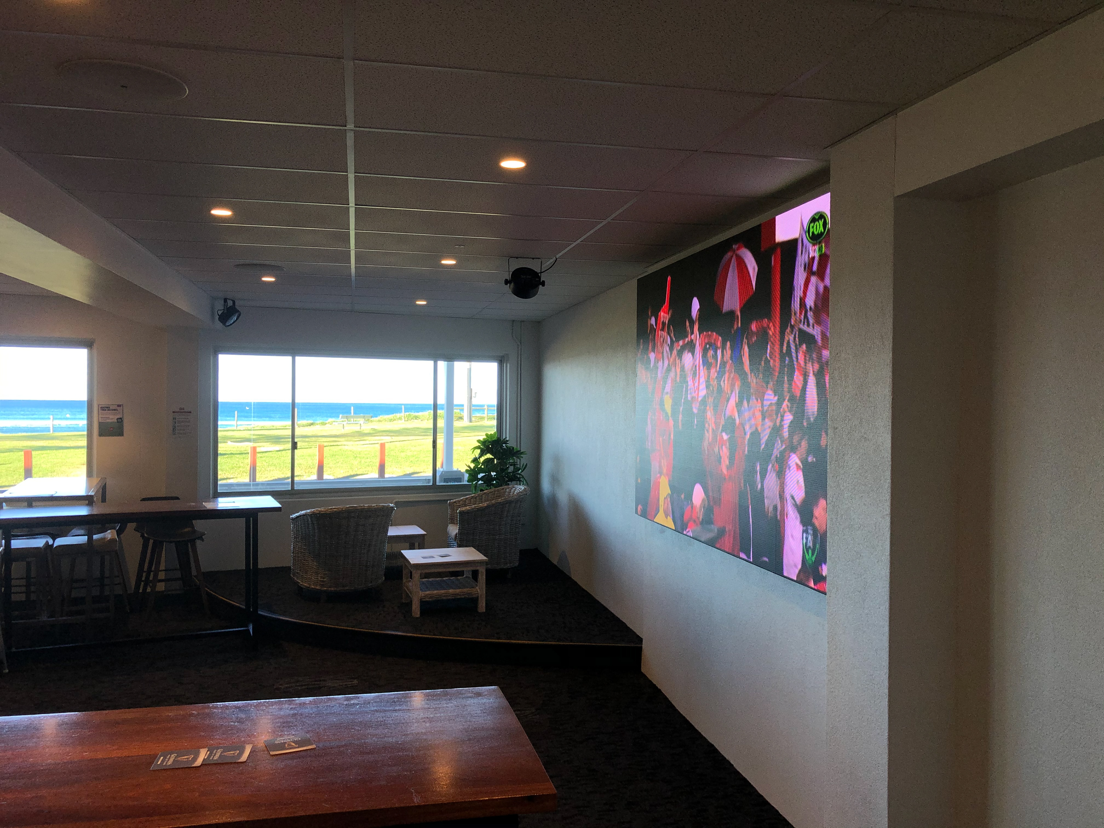 Lennox Heads Hotel | 2.6mm, 2.5mW x 1.5mH