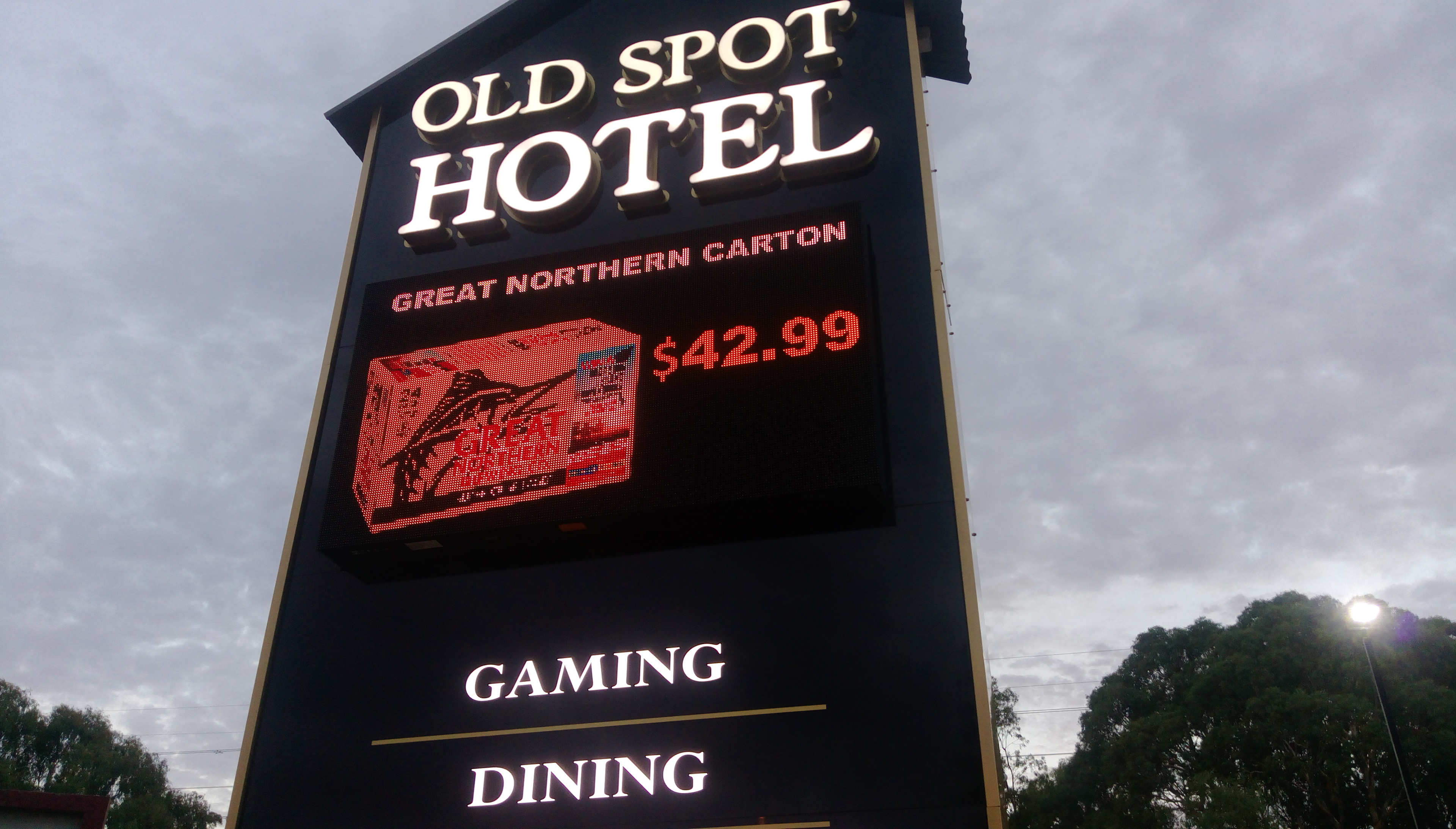Old Spot Hotel | 10mm, 2.240mW x 1.280mH