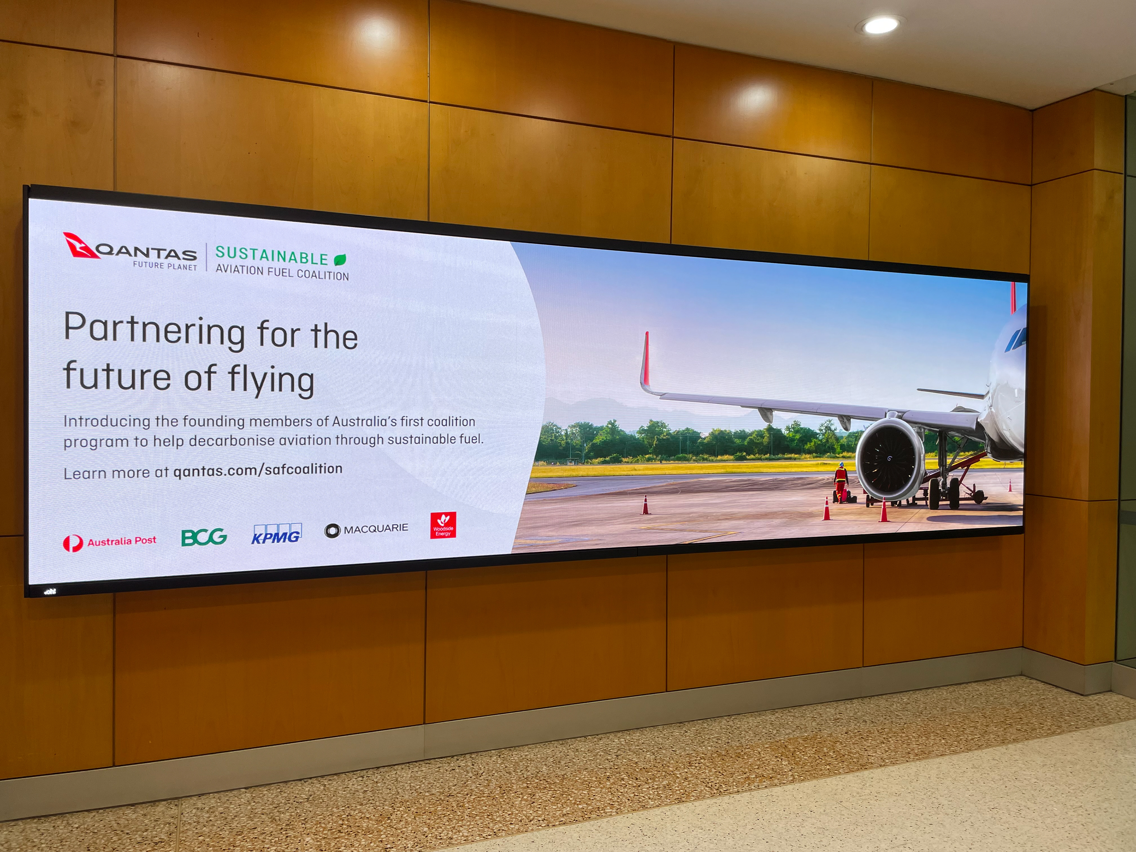 oOh! Media Qantas Lounge Sydney | 1.6mm | 4.8mW x 1.35mH