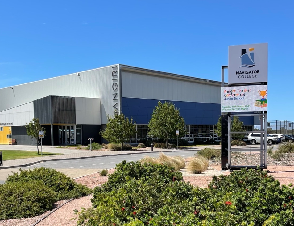 Navigator College | 8mm, 1.792mW x 1.024mH