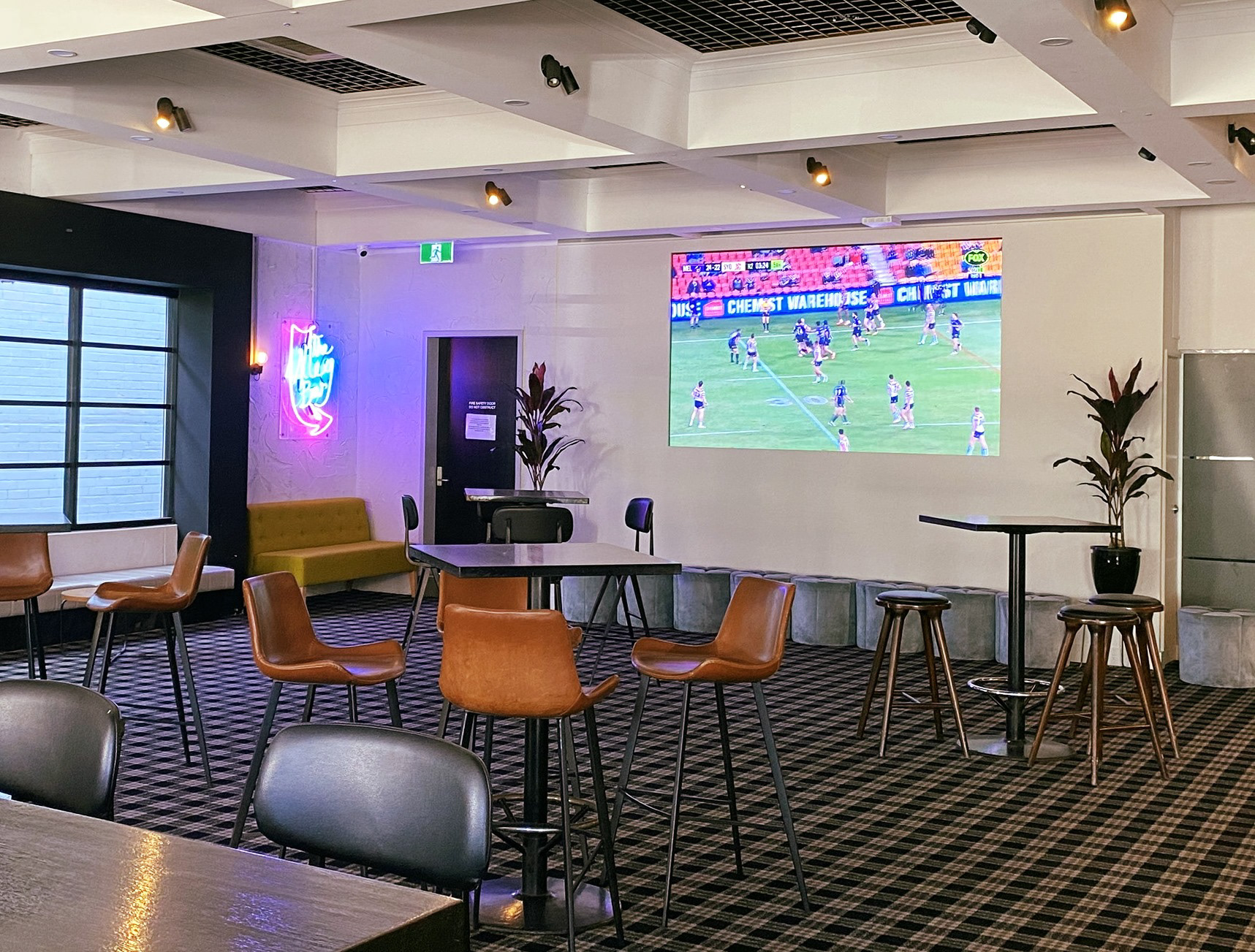 Coolangatta Beach Hotel | 3.9mm, 2.5mW x 1.5mH