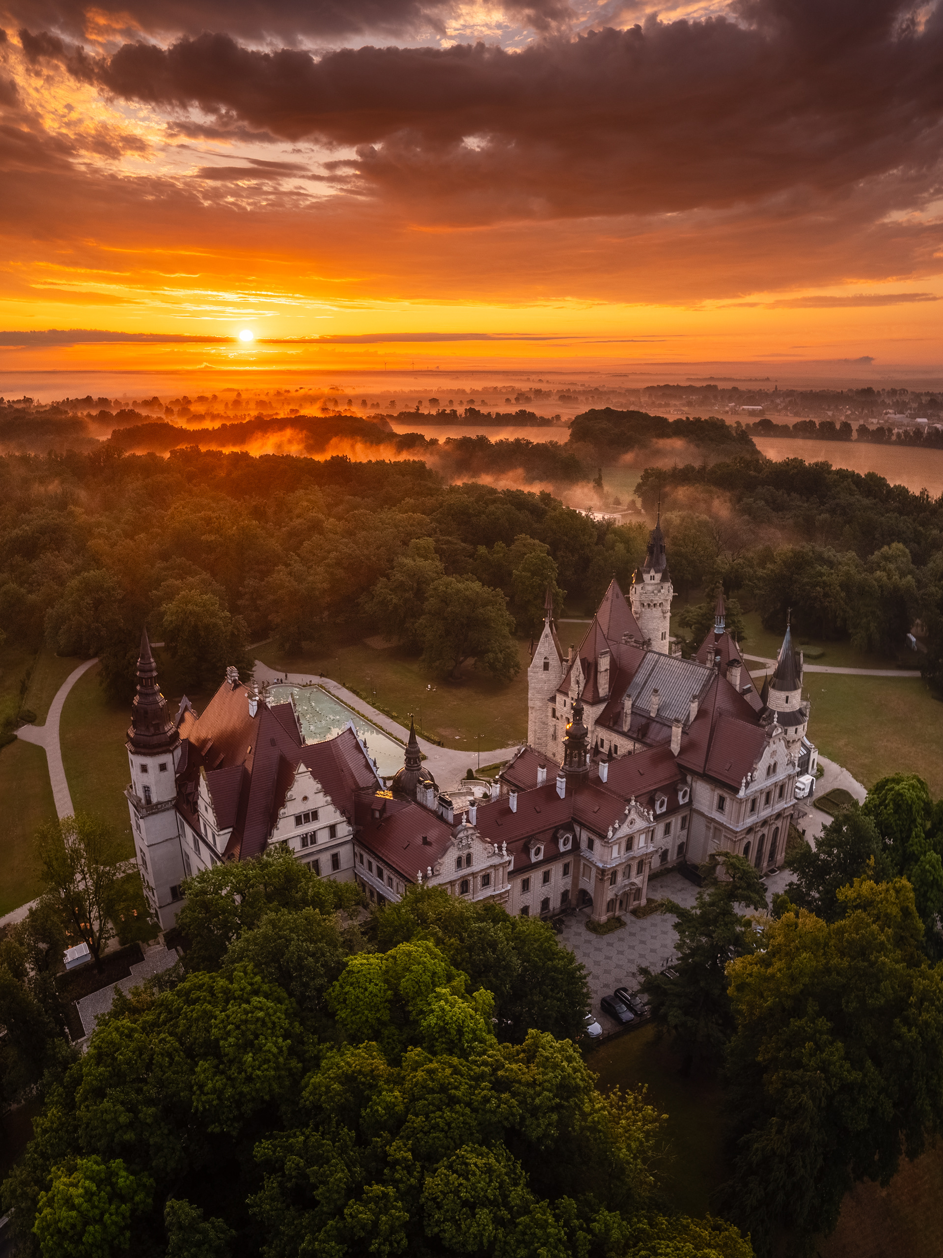 Ponad porannymi mgłami. Spektakl światła, natury i architektury, który z góry robi jeszcze większe wrażenie.