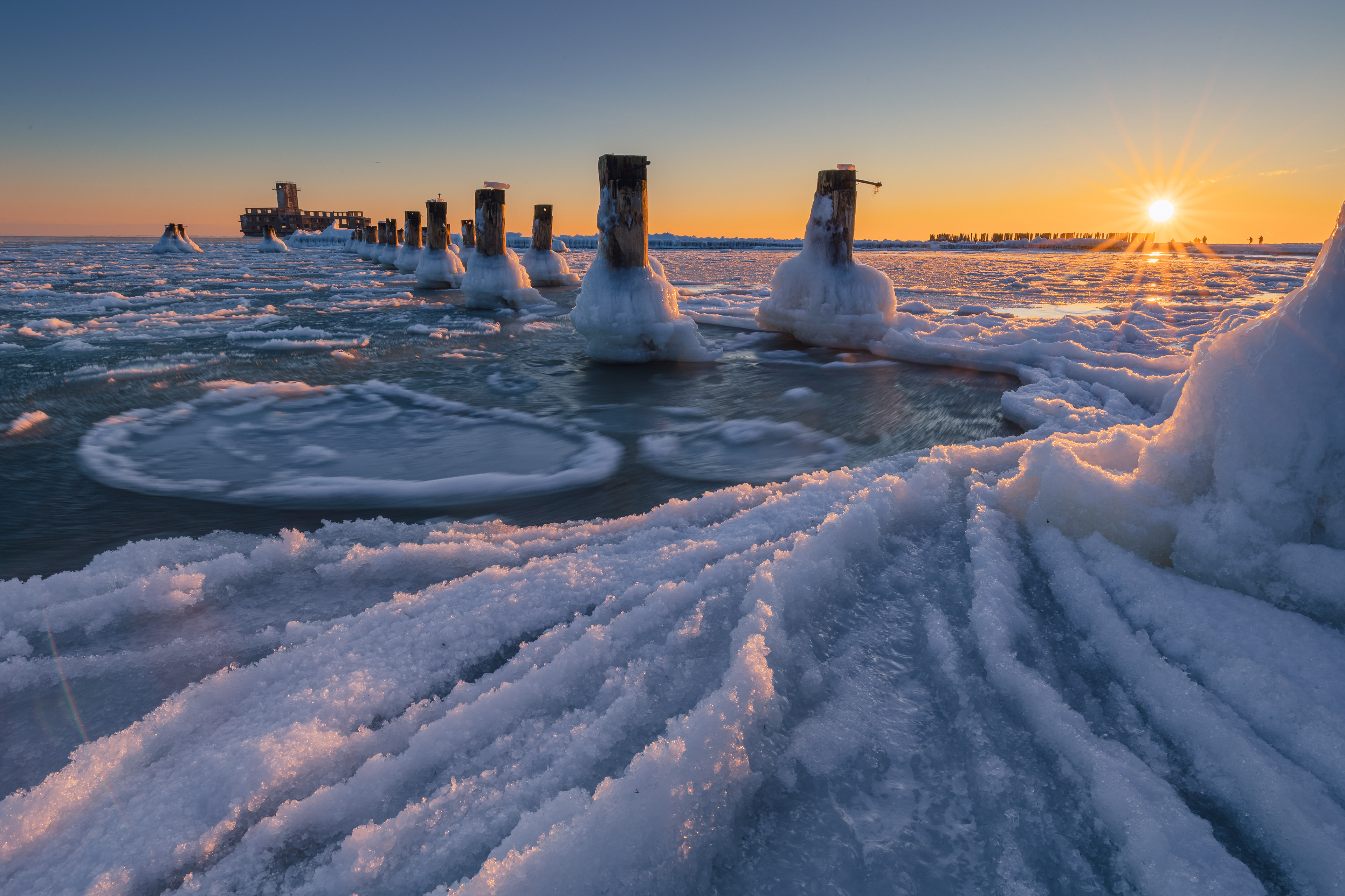 Torpedownia Babie Doły zimą ośnieżona plaża zamarznięte morze Gdynia.