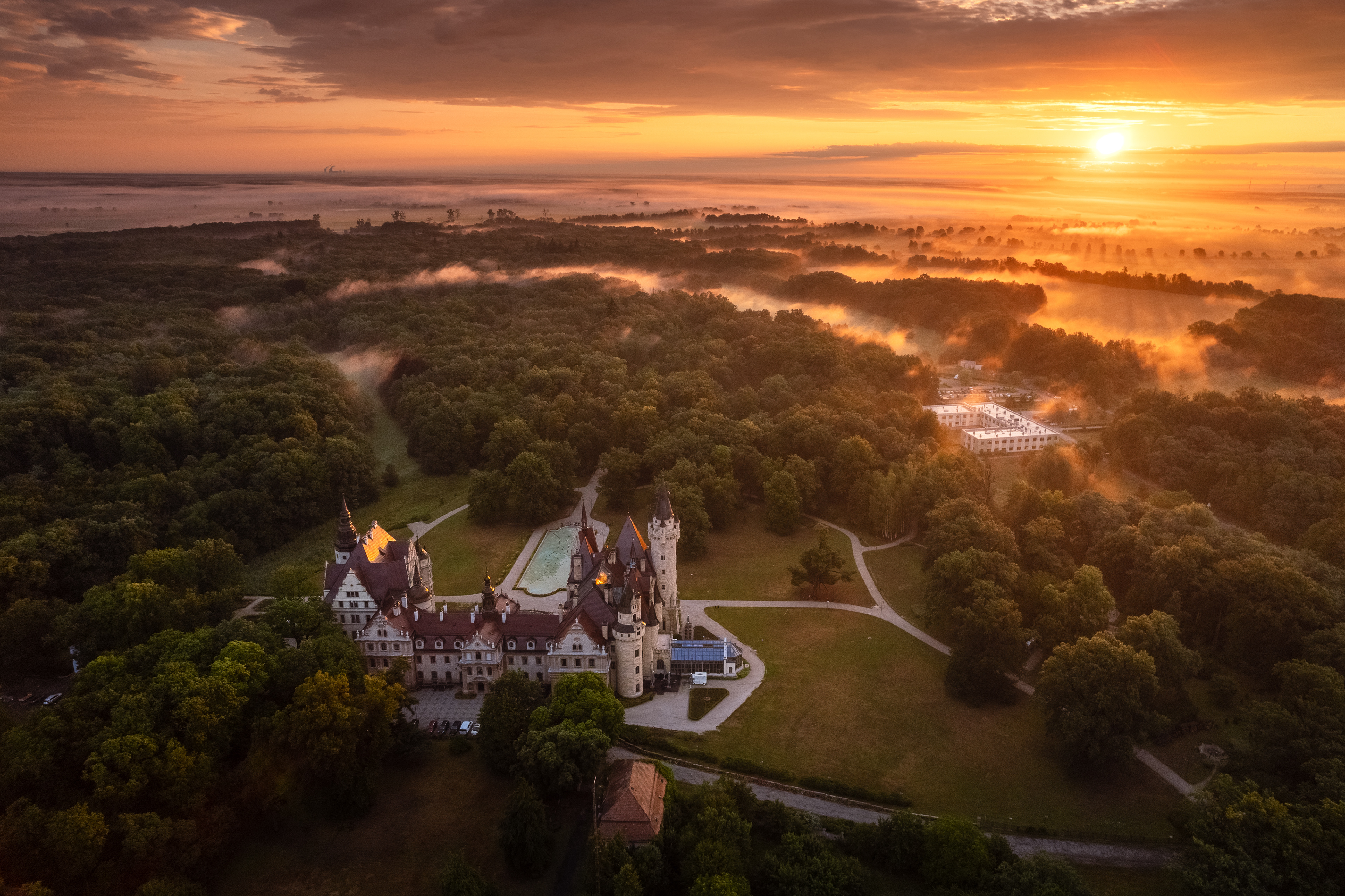 Ognisty wschód słońca nad Zamkiem w Mosznej to widok, którego z ziemi po prostu nie da się objąć w całości.