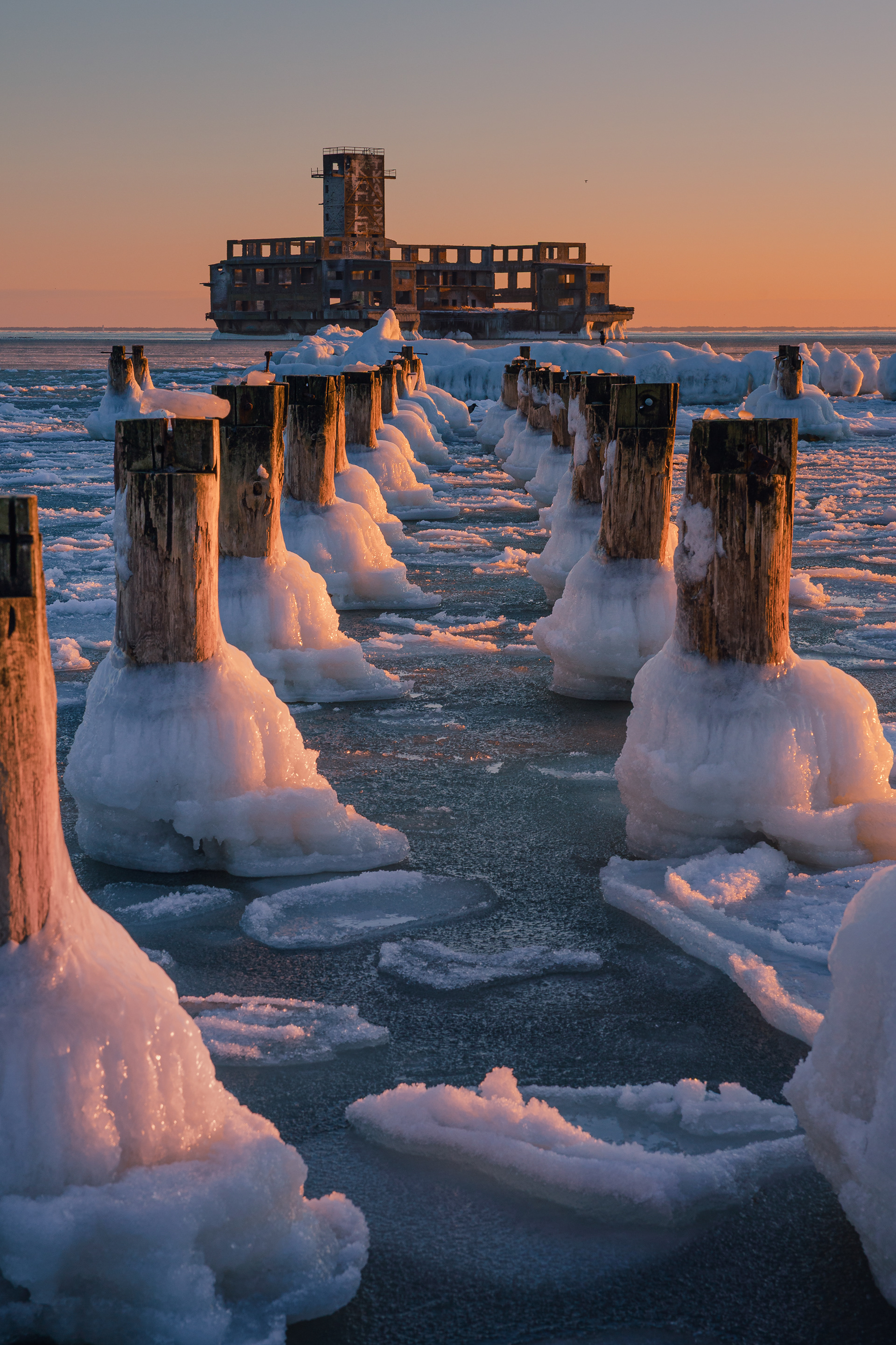 Torpedownia Babie Doły zimą ośnieżona plaża zamarznięte morze Gdynia.