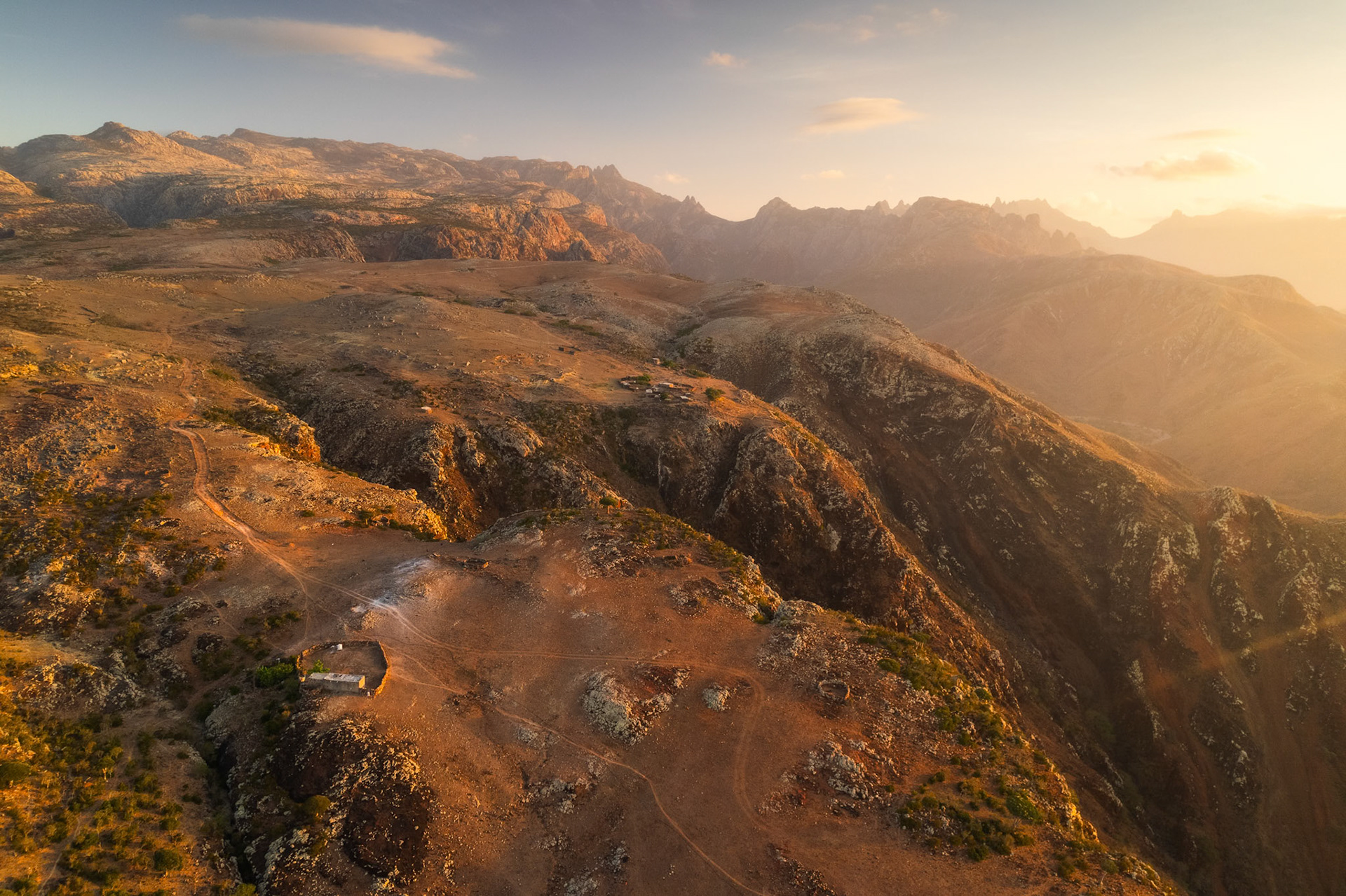 Widok z lotu ptaka na las Firhmin – setki endemicznych smoczych drzew rozrzuconych na wapiennym płaskowyżu, tworzących krajobraz jak z pradawnej epoki.