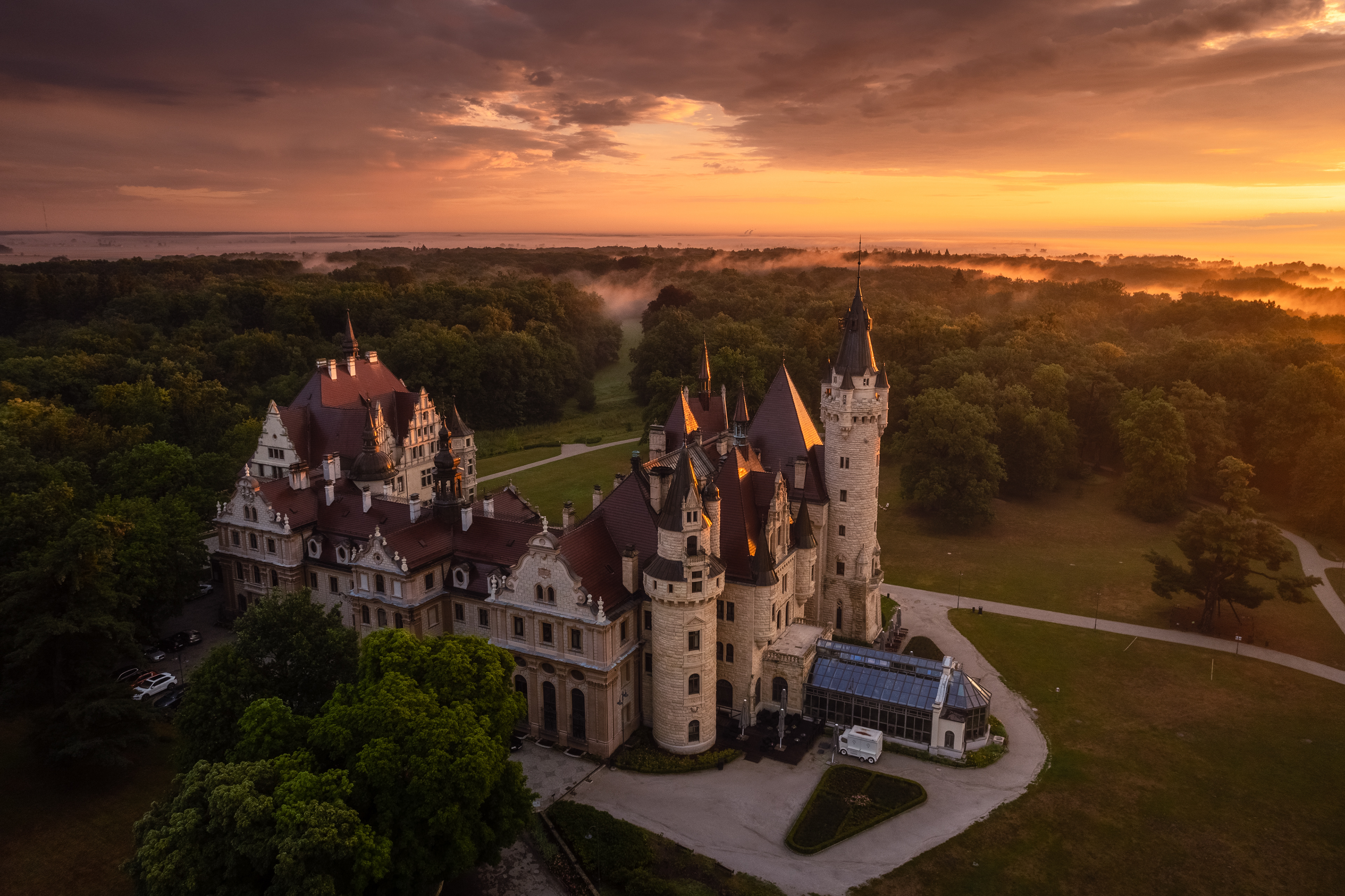 Ognisty wschód słońca nad Zamkiem w Mosznej to widok, którego z ziemi po prostu nie da się objąć w całości.