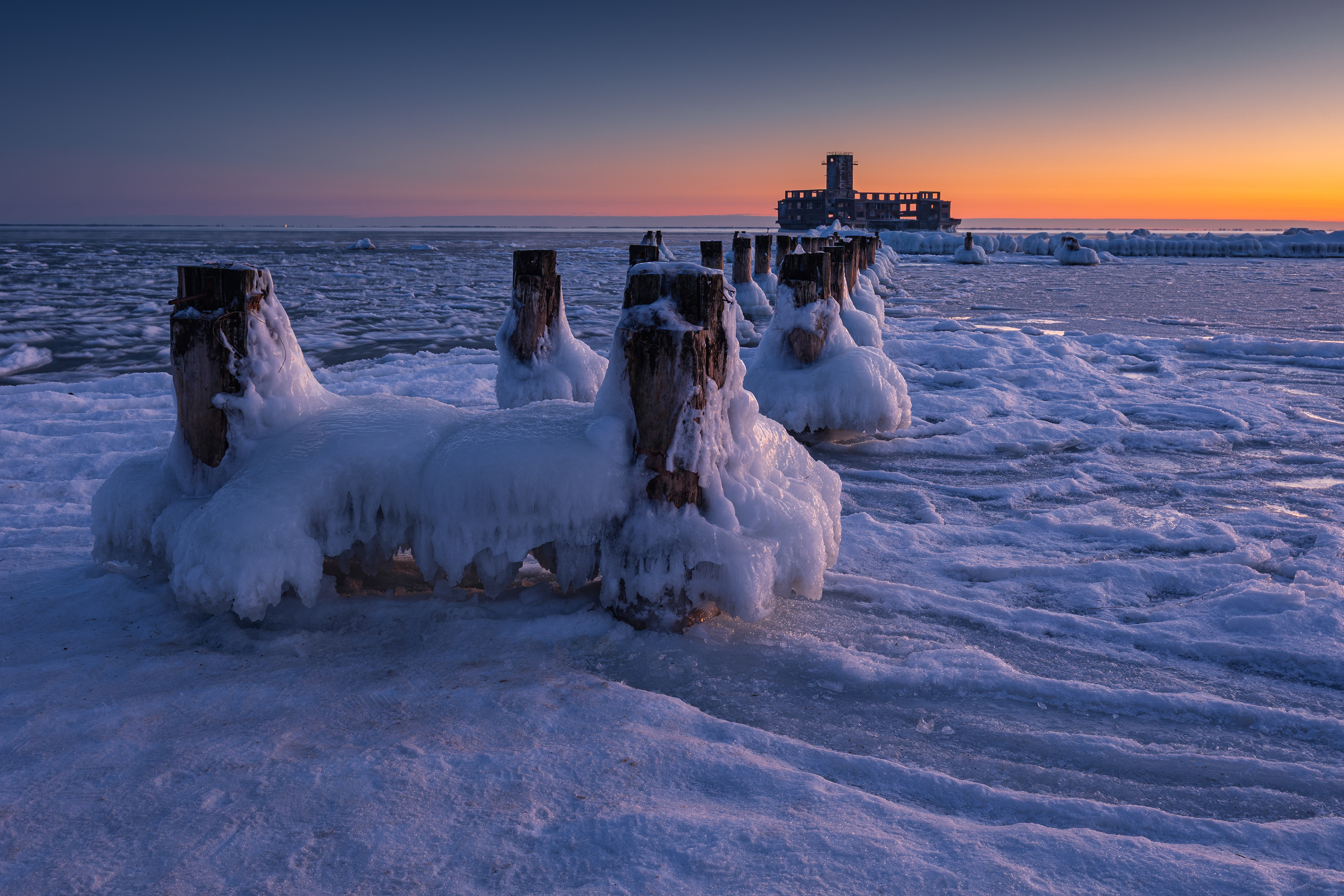 Widok na torpedownię Babie Doły zimą lód na Bałtyku fotografia krajobrazowa.