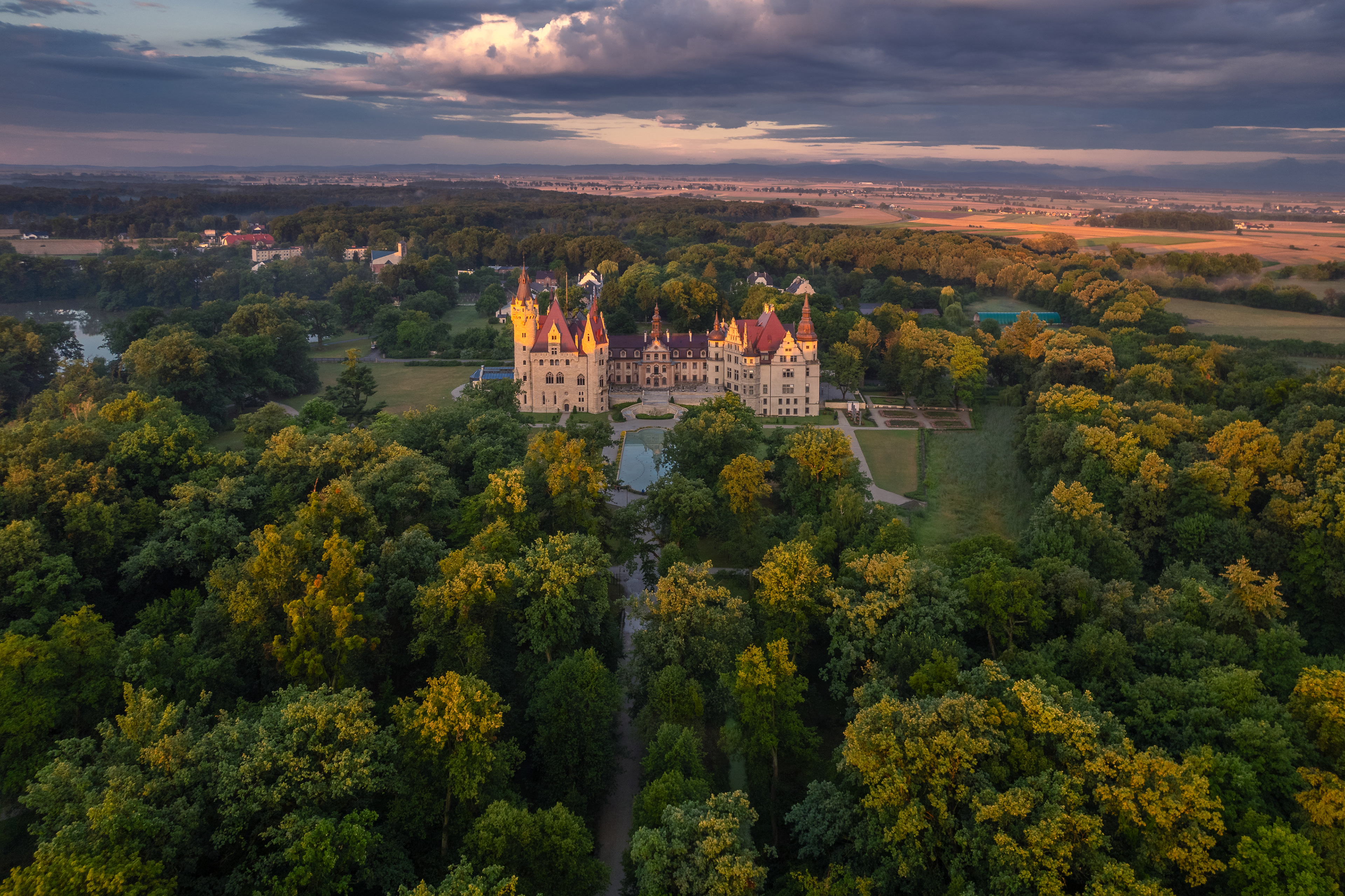 Ponad porannymi mgłami. Spektakl światła, natury i architektury, który z góry robi jeszcze większe wrażenie.