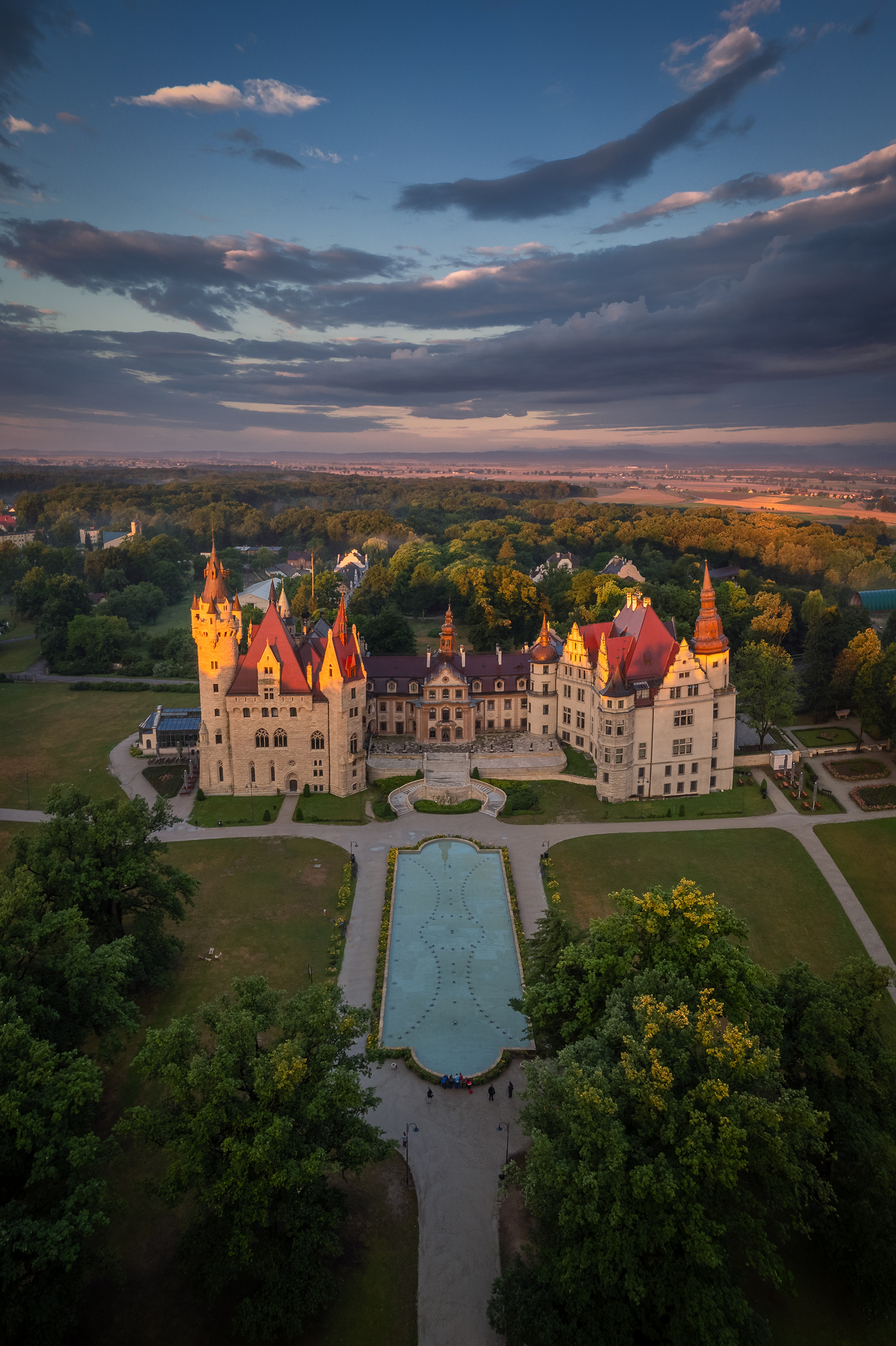 Ponad porannymi mgłami. Spektakl światła, natury i architektury, który z góry robi jeszcze większe wrażenie.