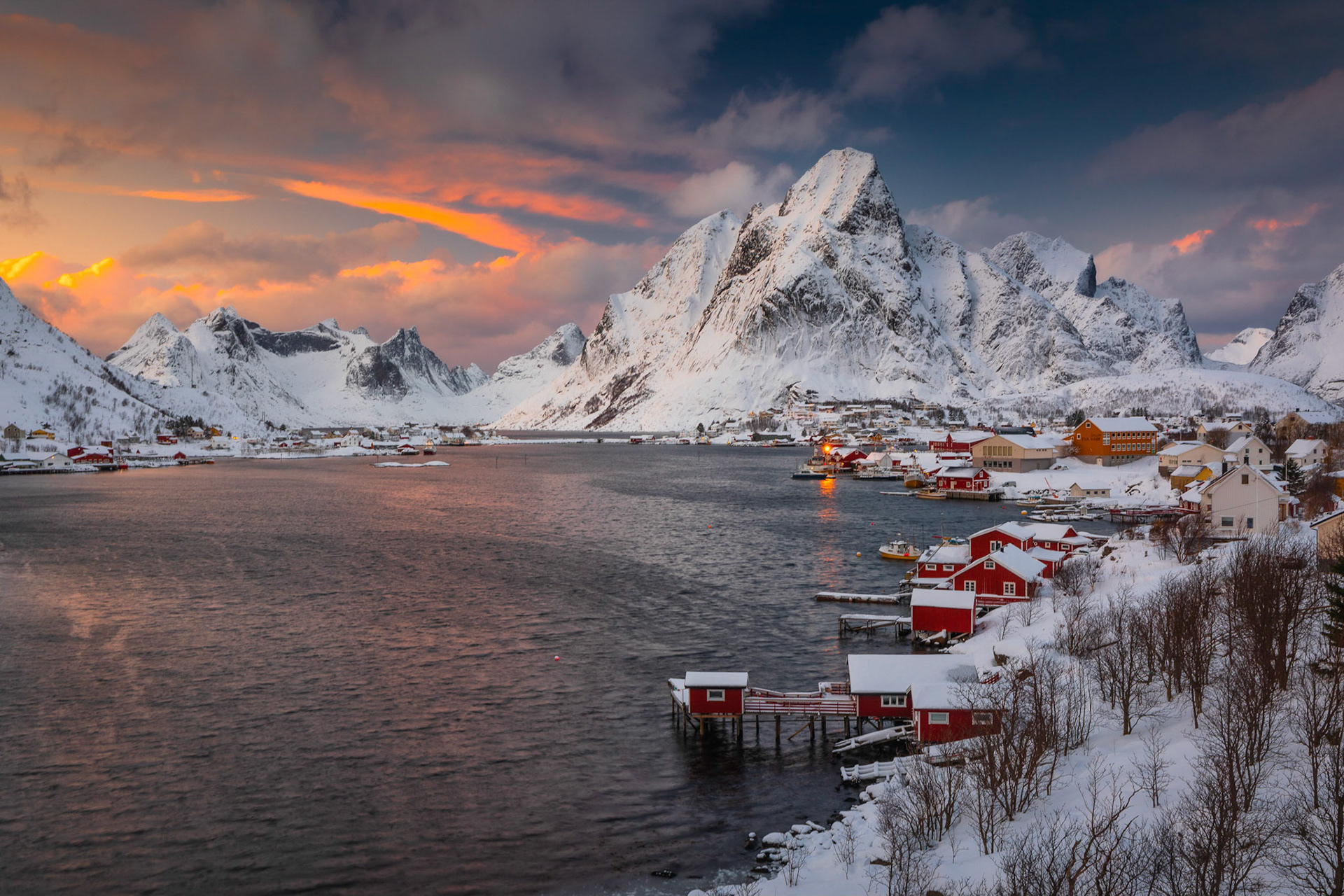 Reine widok na ośnieżone szczyty- Wyprawa fotograficzna