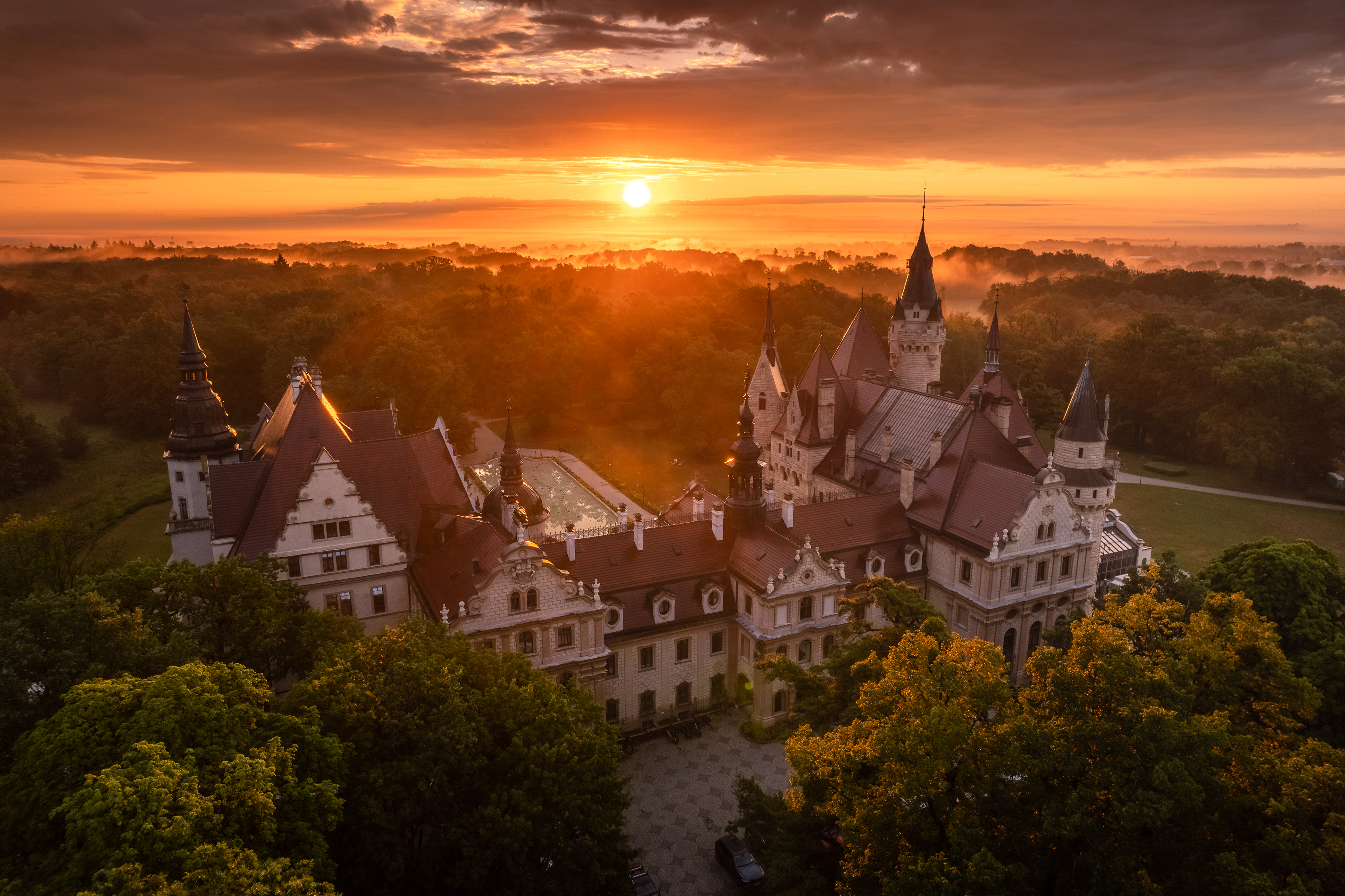 Ognisty wschód słońca nad Zamkiem w Mosznej to widok, którego z ziemi po prostu nie da się objąć w całości.