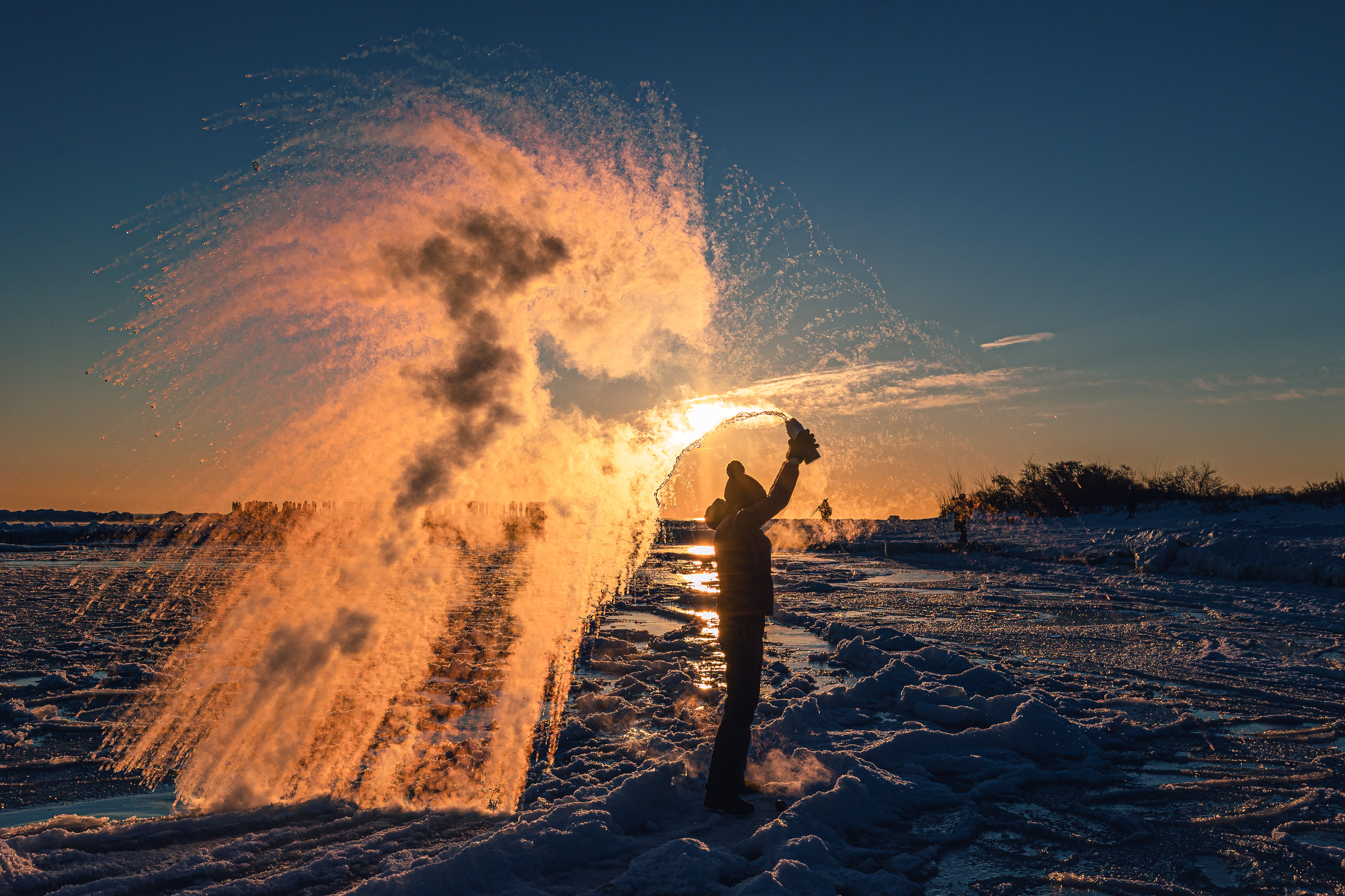 Efekt Mpemby zima Gdynia eksperyment z gorącą wodą na mrozie Bałtyk lód.