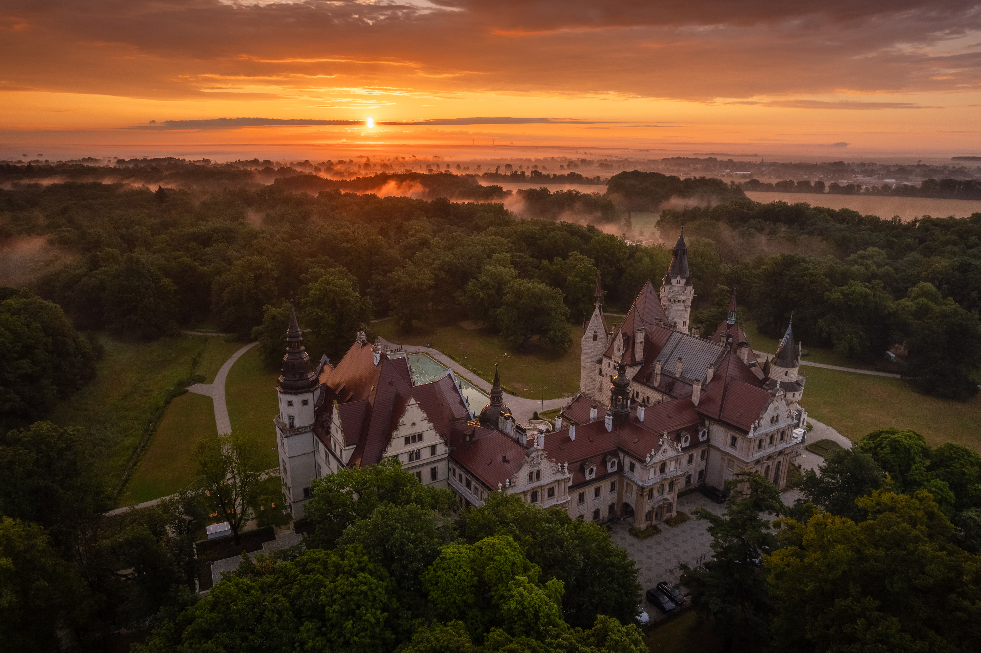 Ognisty wschód słońca nad Zamkiem w Mosznej to widok, którego z ziemi po prostu nie da się objąć w całości.