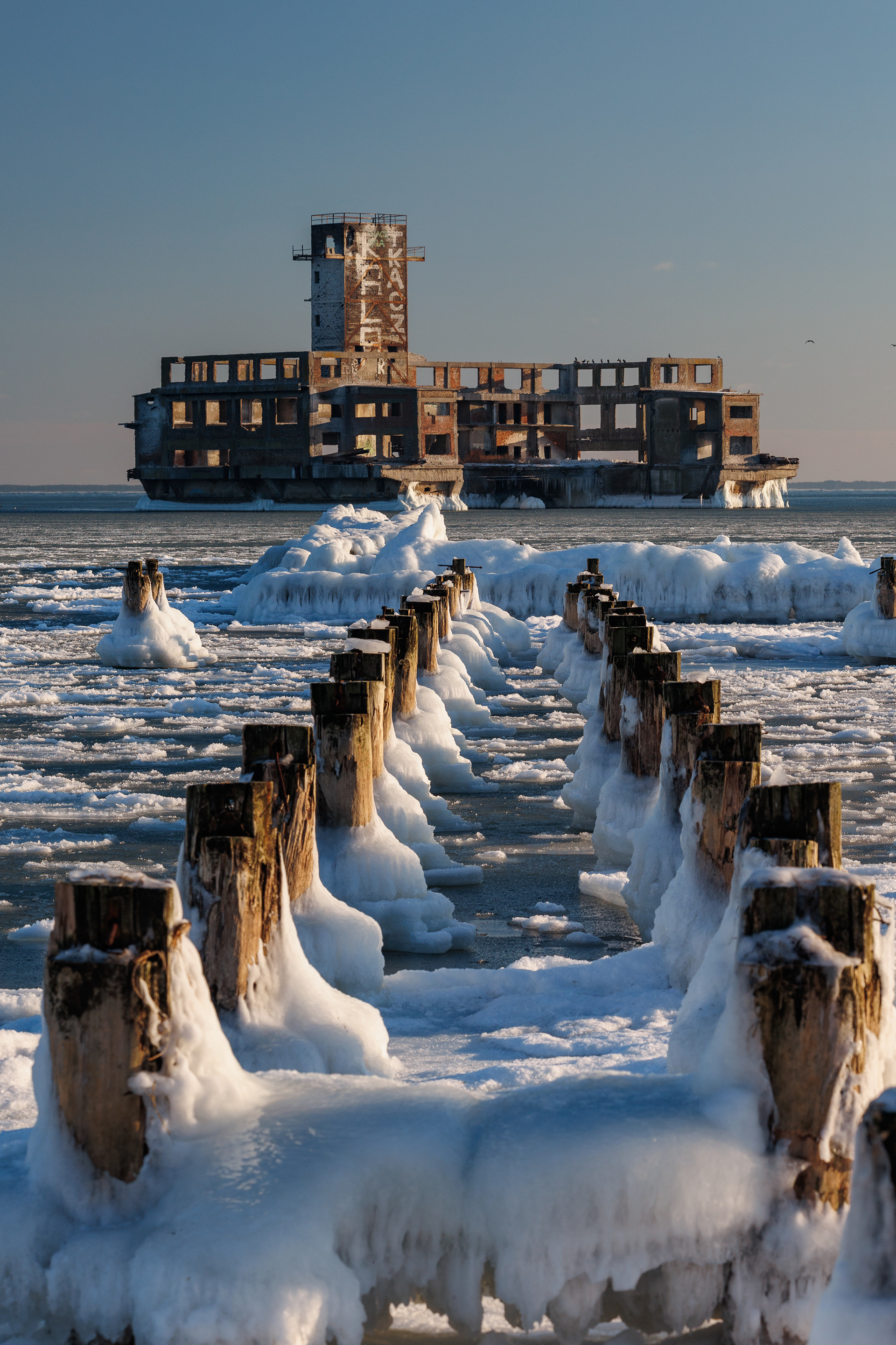 Torpedownia Babie Doły zimą ośnieżona plaża zamarznięte morze Gdynia.