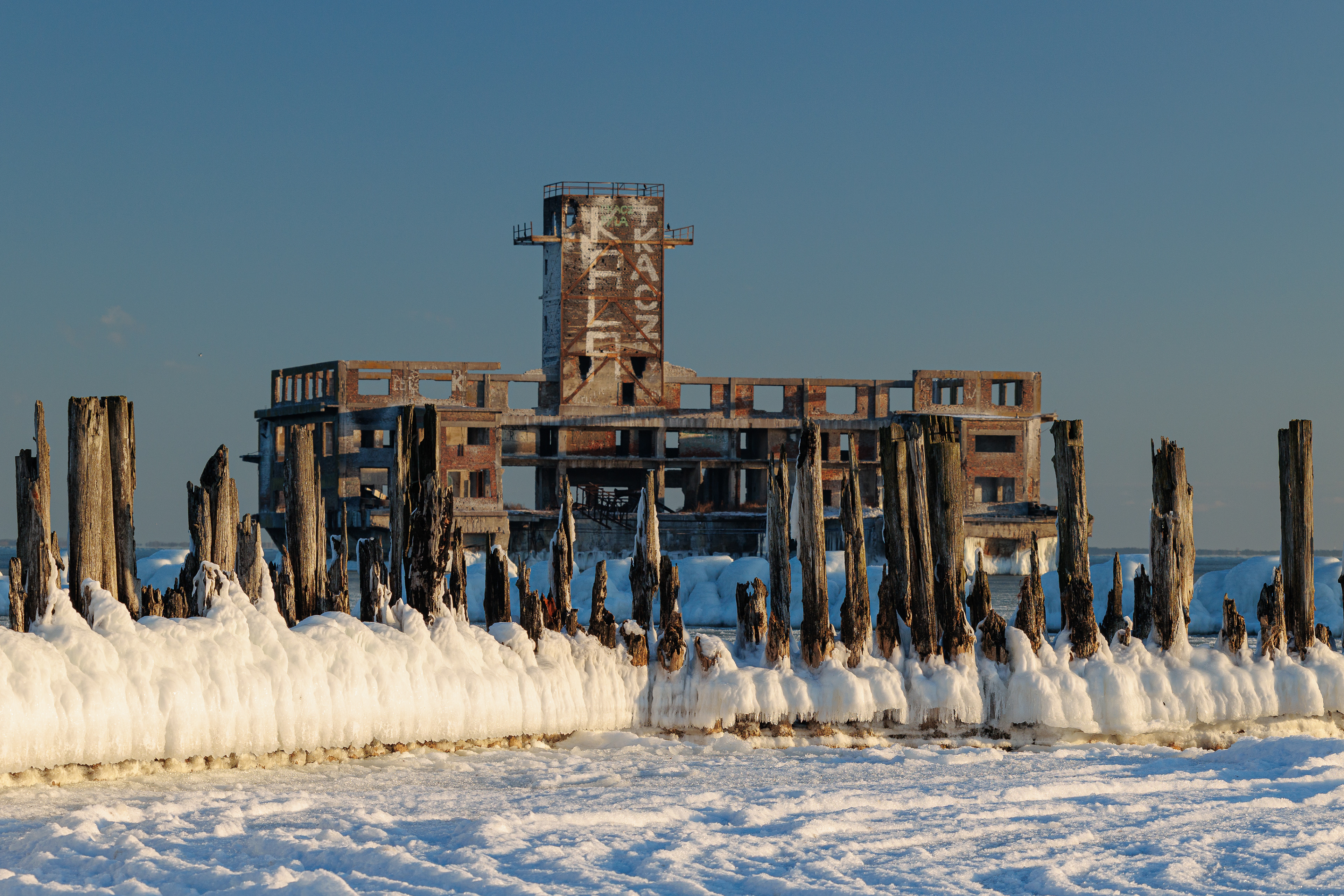 Gdynia Babie Doły zima spacer nad morzem zamarznięta zatoka pucka.