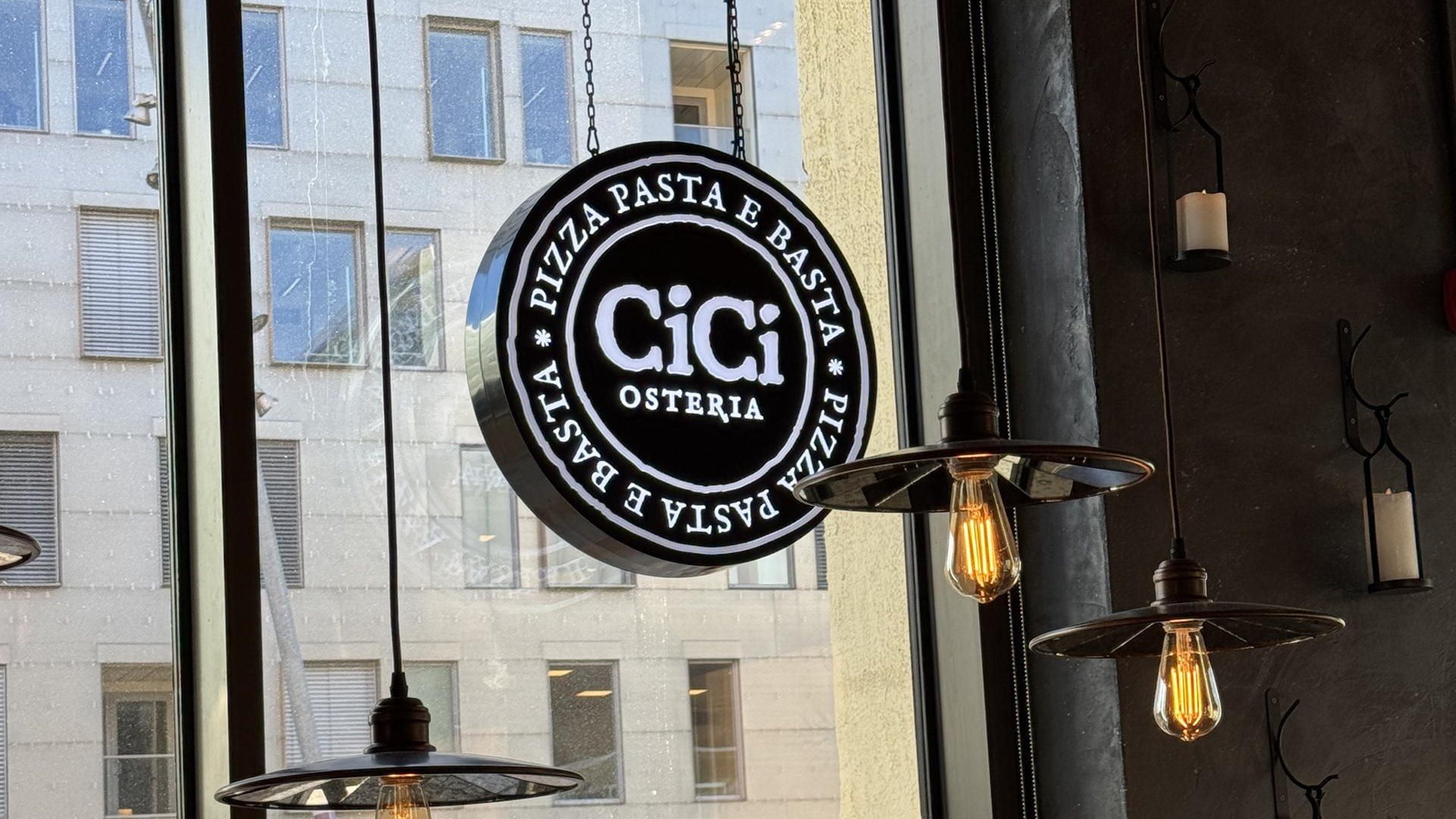 CiCi Osteria, lyskasse med seglet i vinduet, Schweigaards gate 15, Oslo. Skilt og logo av Page Black.