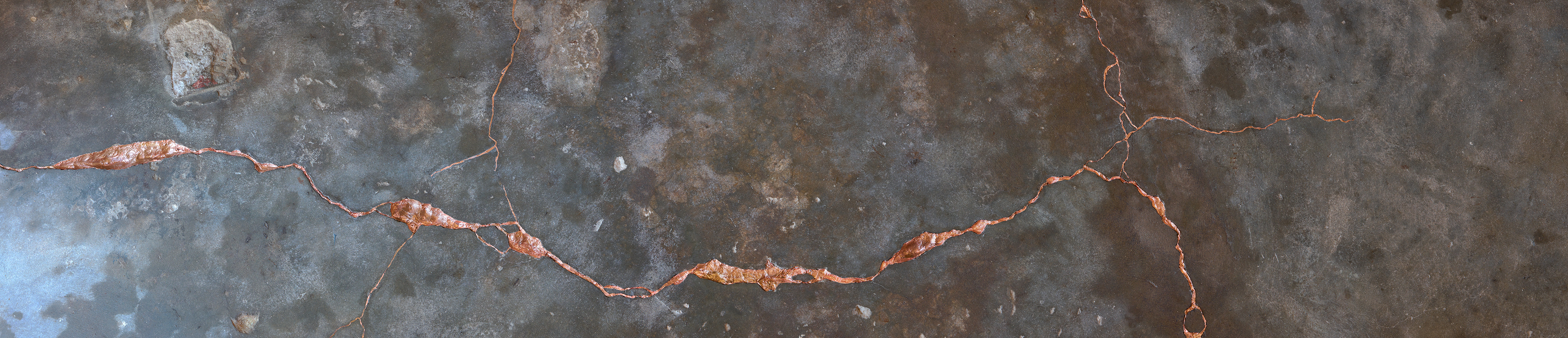 Heidi Kenyon | Grounding, 2023, installation with copper, microcontroller touch board and sound. Floor dimensions 309 x 365cm. Photography: Sam Roberts.