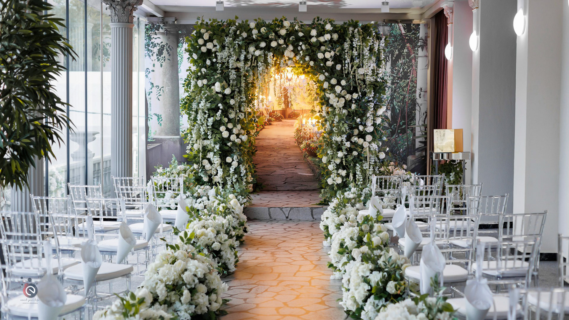 Location de décoration de mariage en Belgique — arches, voilages, bougeoirs et mobilier à louer
