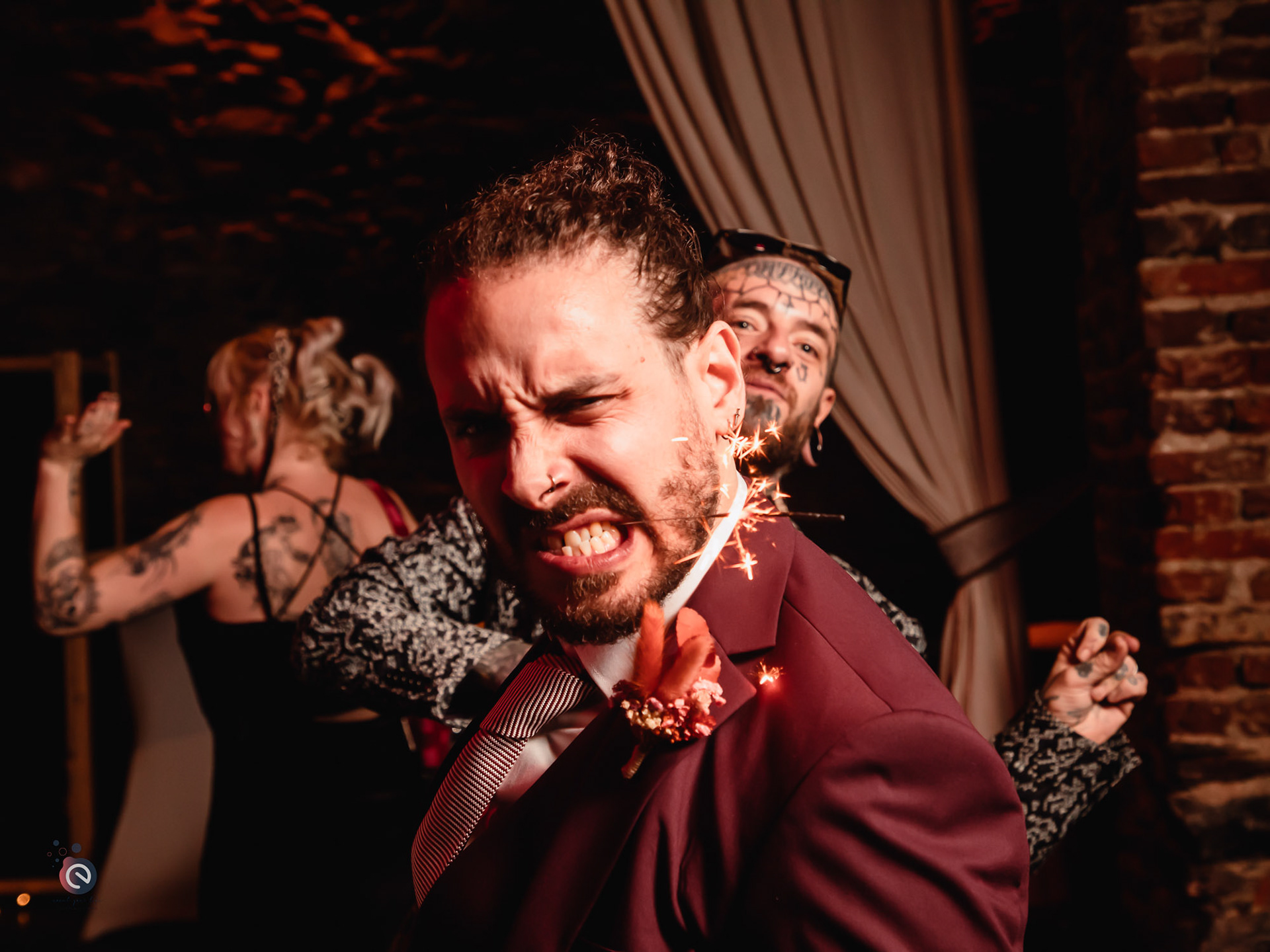 Ambiance survoltée pendant la soirée, entre étincelles et énergie rock partagée avec tous les invités.