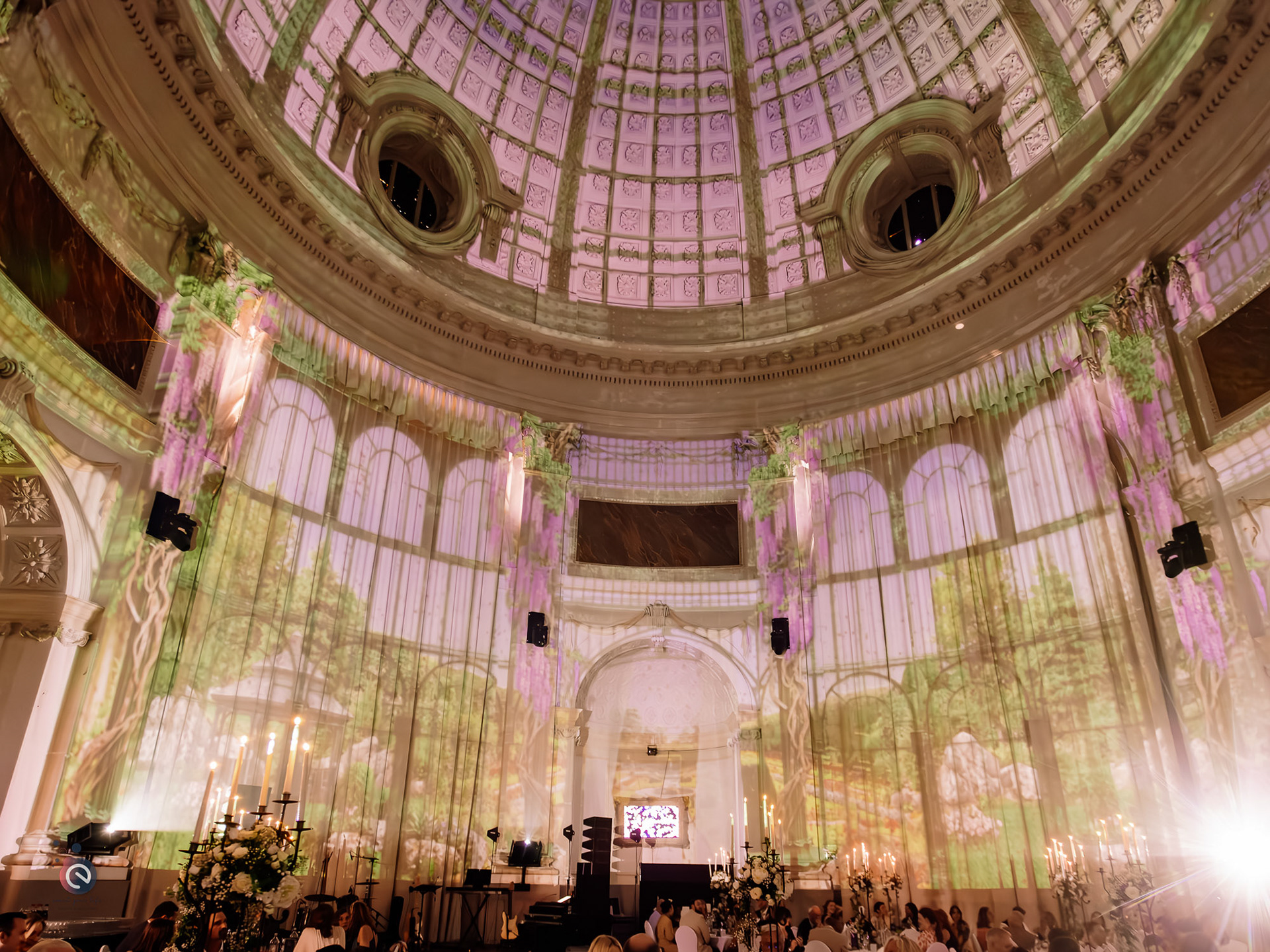 Mise en lumière de salle avec projection décorative et bougies — création d’une ambiance immersive de mariage en Belgique.