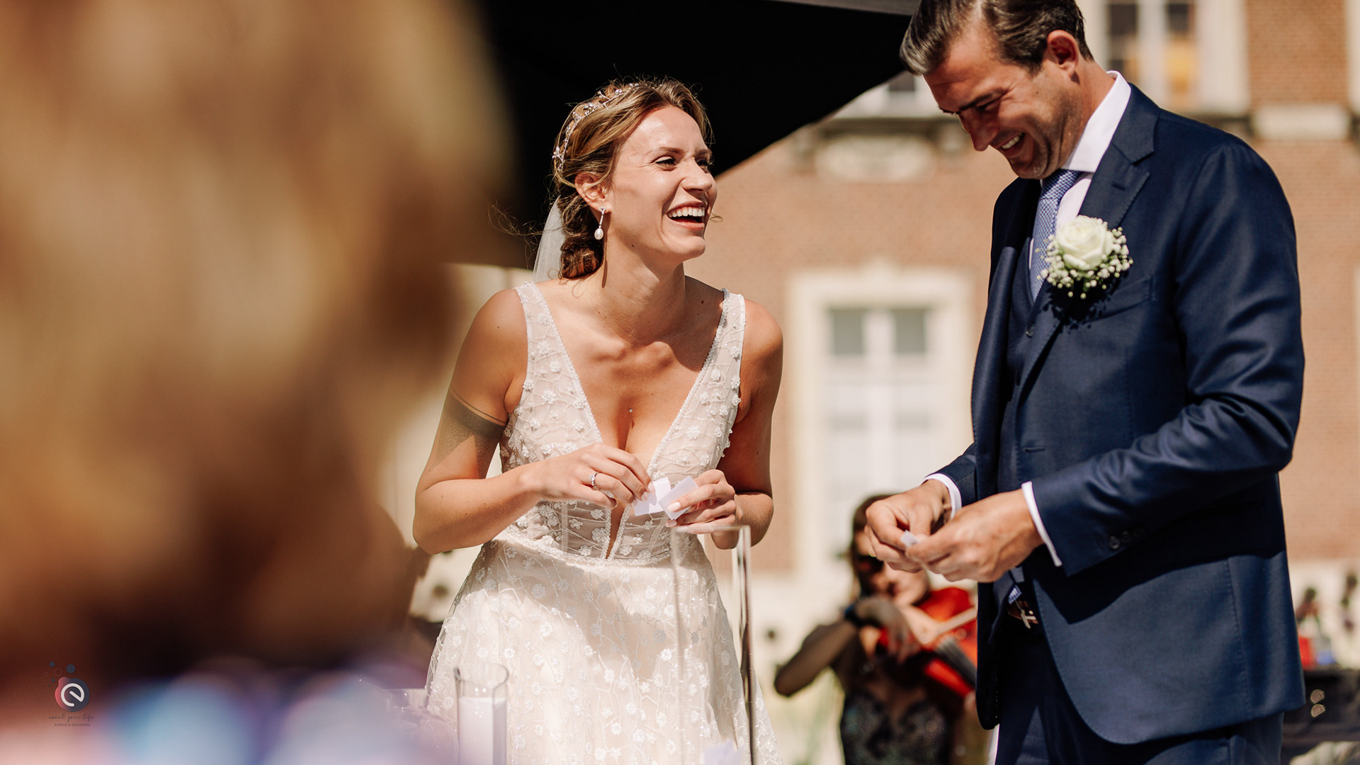Mariés en plein échange de vœux lors d’une cérémonie laïque en Belgique, moment d’émotion et de joie organisé par event your life.