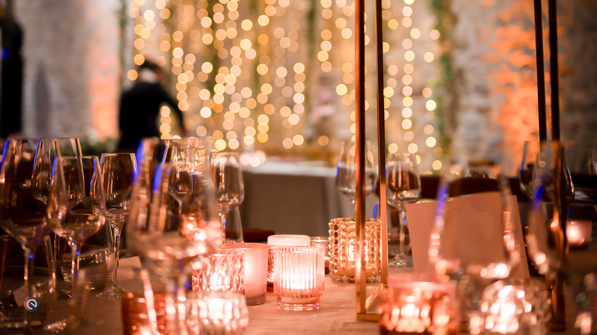 Décoration de mariage en Belgique – installation de la décoration des mariés et scénographie avec event your life