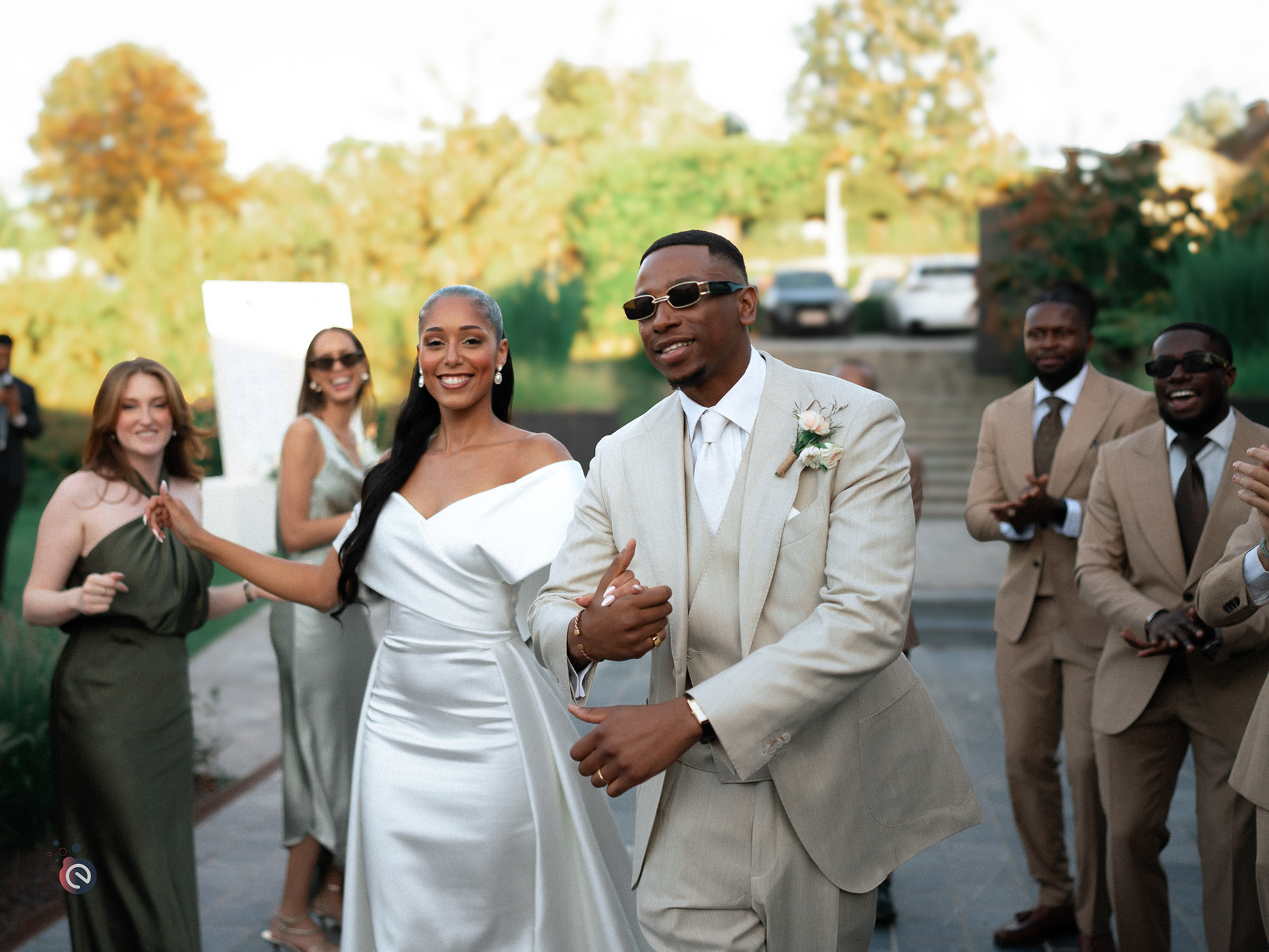 Alicia et Nicolas dansant entourés de leurs invités lors de leur mariage au Kattebroek – coordination par event your life wedding planner.