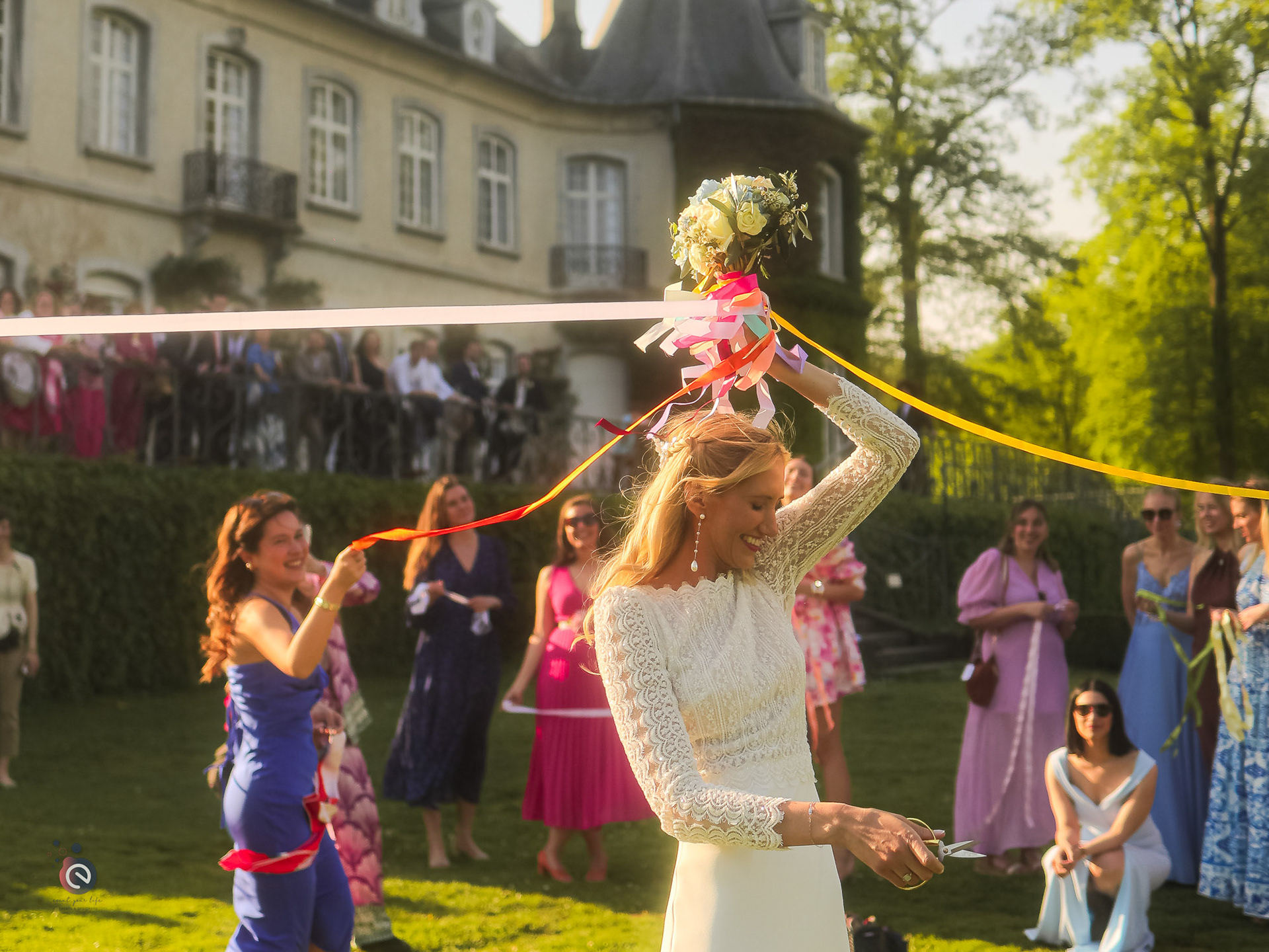 Lauranne et Nathan dansant lors de leur soirée de mariage au Château de la Hulpe – organisation et coordination par event your life.