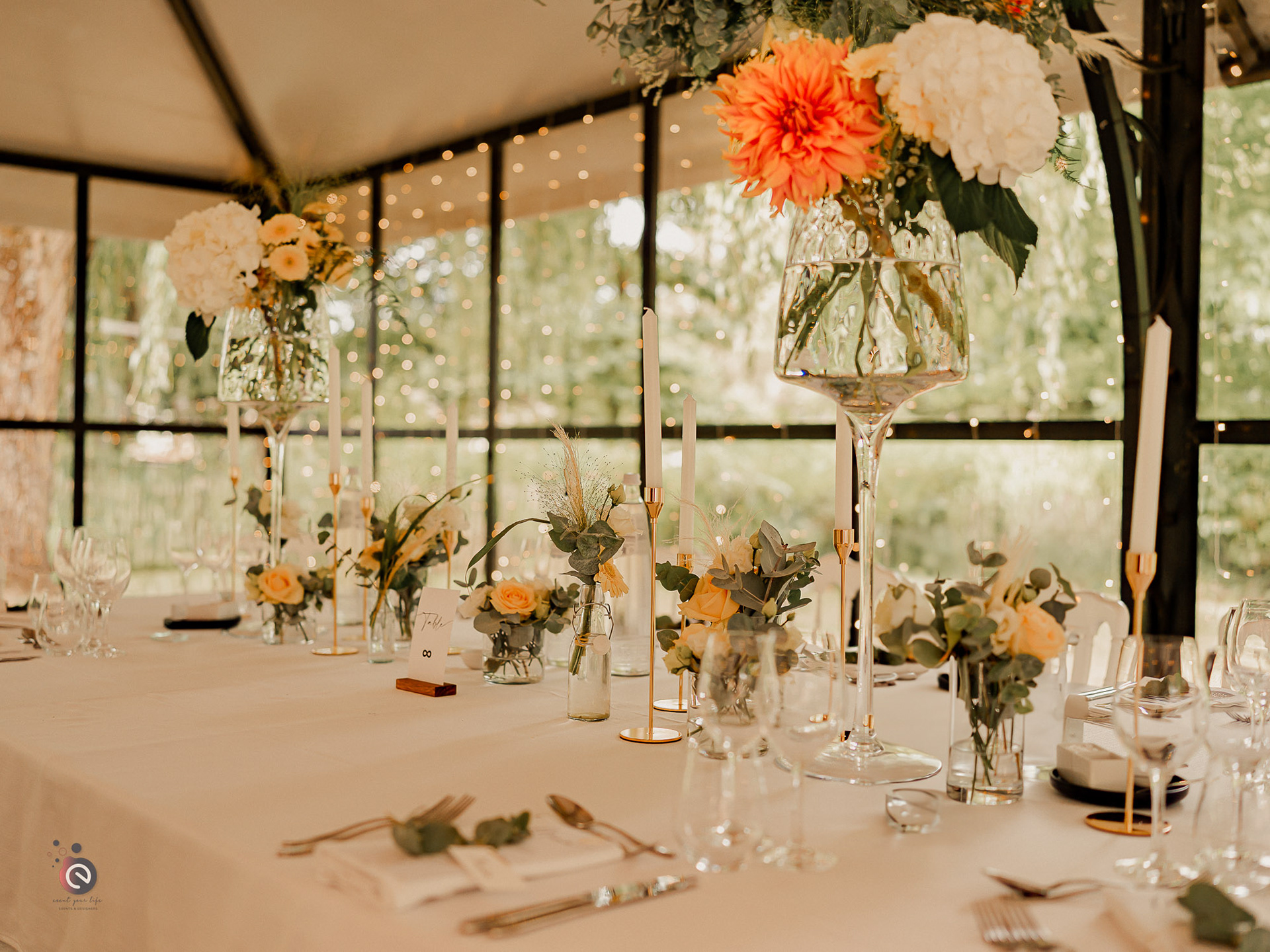 Vases cylindriques et bougeoirs décoratifs pour table de mariage — location de décoration élégante en Belgique.