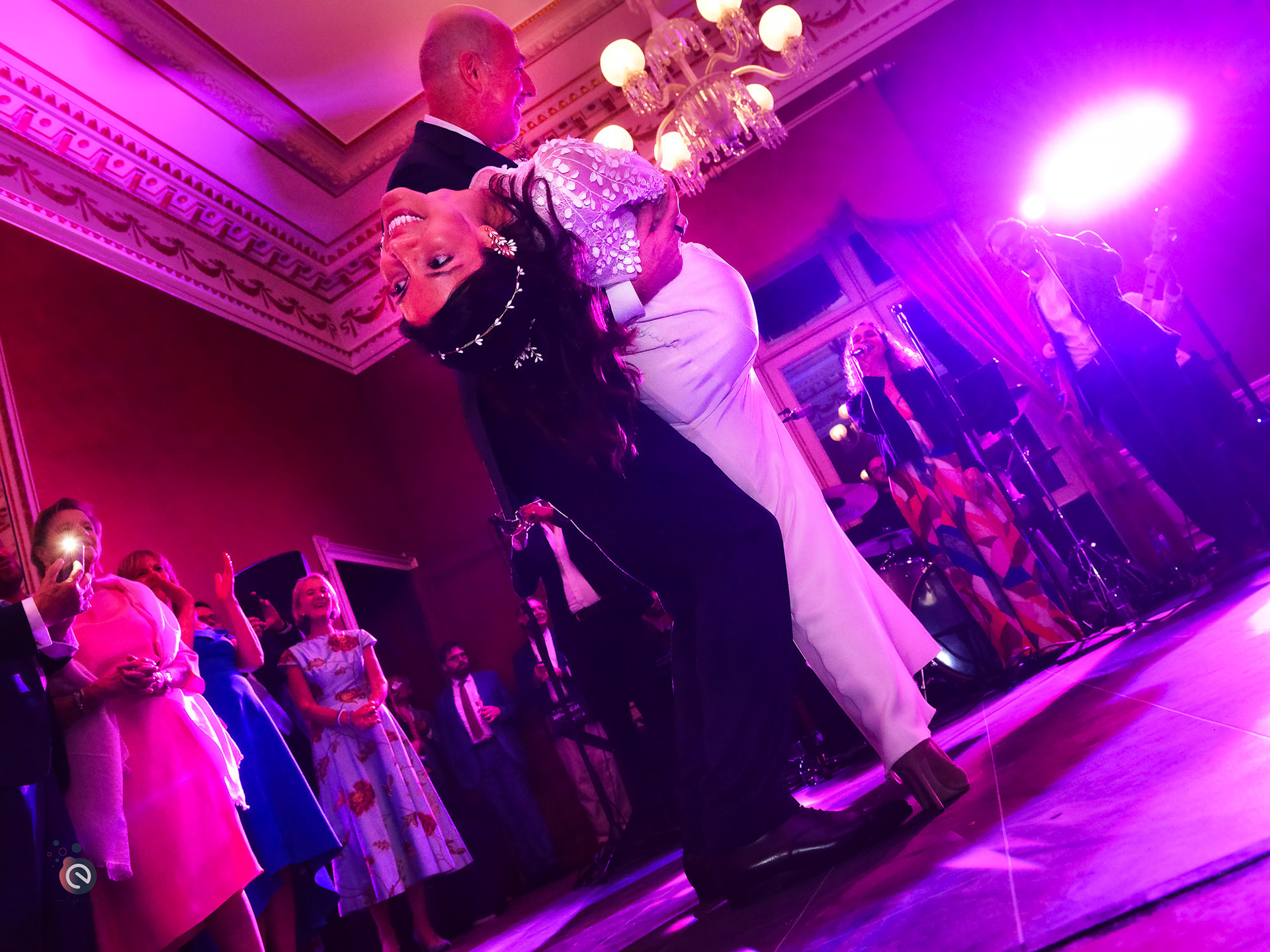 Première danse des mariés, ambiance festive et live band pour la soirée de Nicoleta et Frank – coordination par event your life.