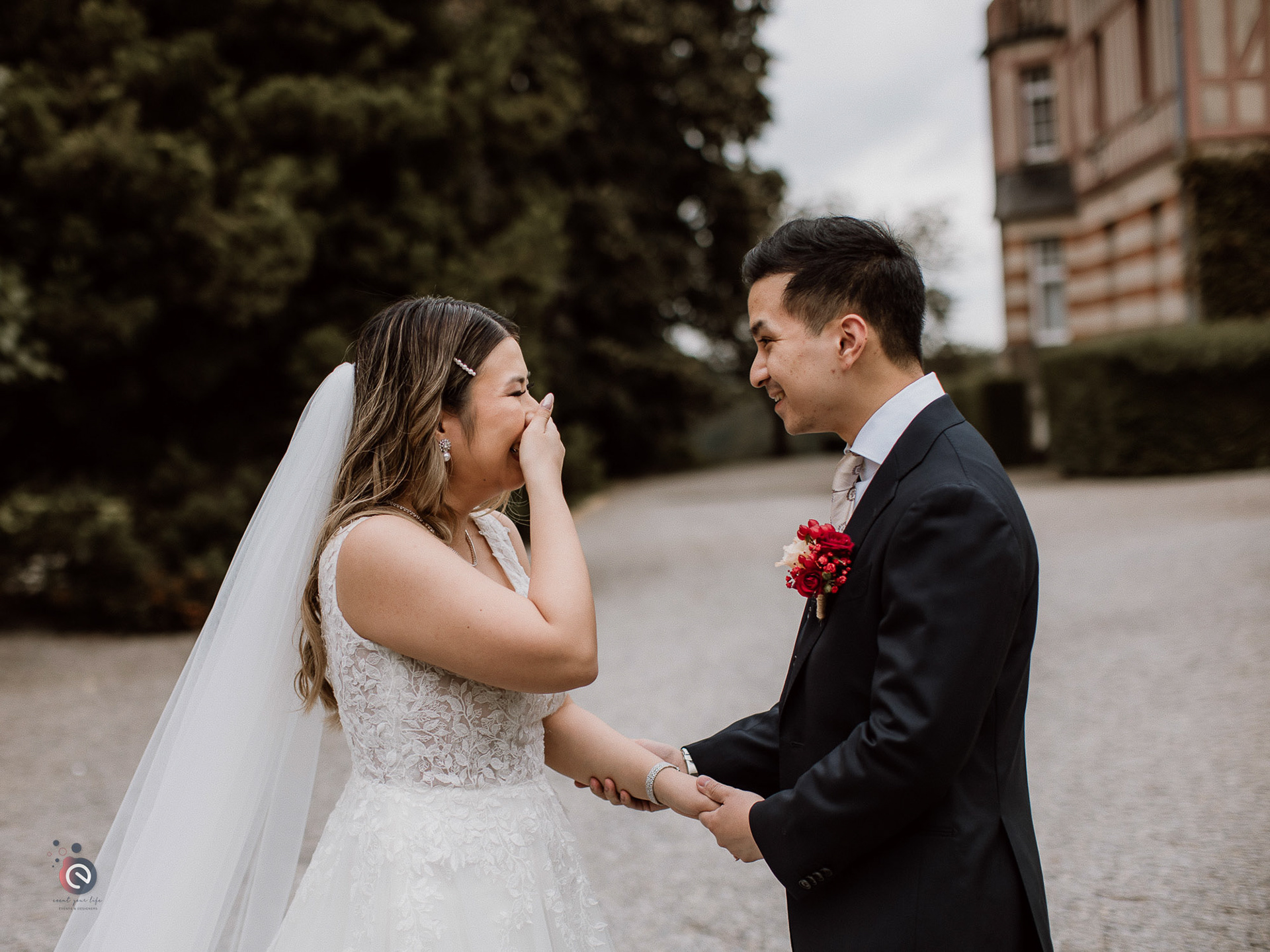 Un moment suspendu : la découverte des mariés, rempli d’émotion et de complicité.