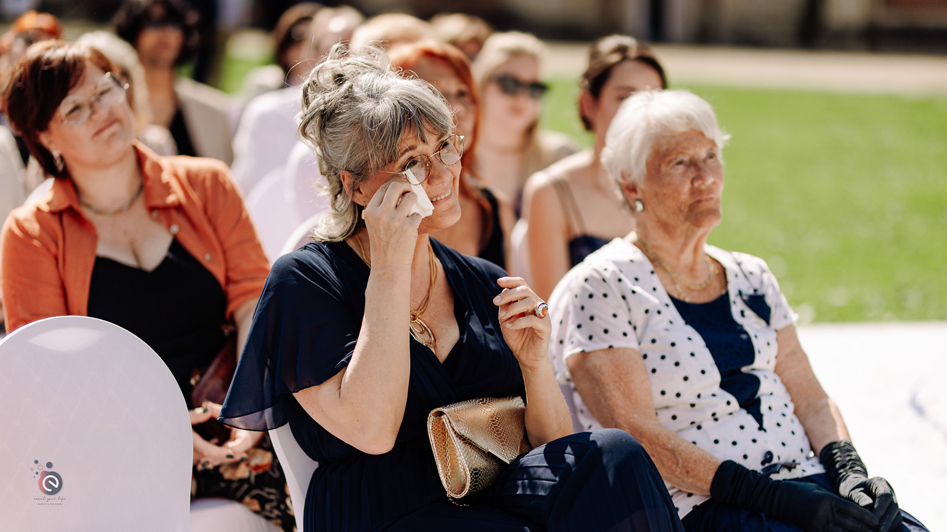 Invités émus lors d’une cérémonie laïque en Belgique, moment de partage collectif.