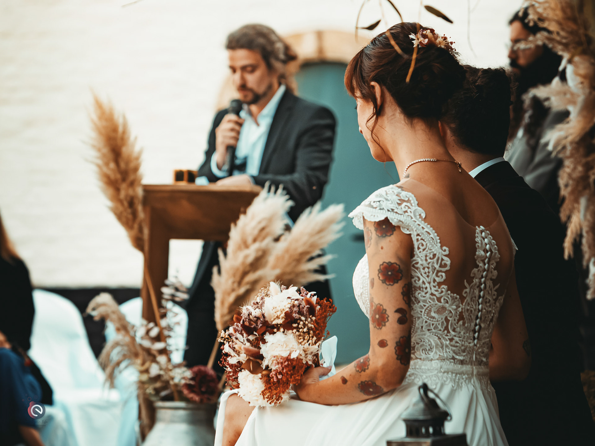 Émotion lors de la cérémonie laïque entourée de fleurs séchées, reflet du style bohème et rock du mariage.