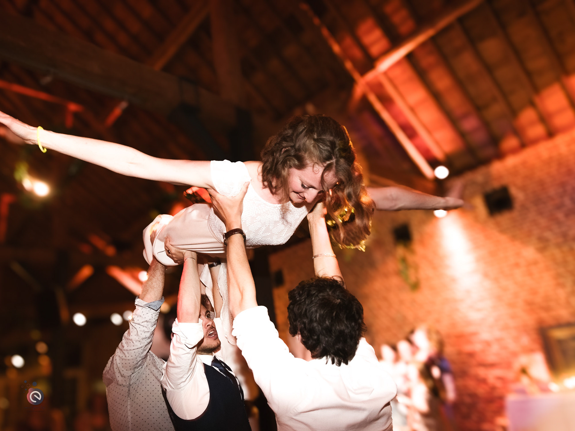 La mariée portée en triomphe par ses invités durant la soirée de mariage de Chloé et Adrien – ambiance festive organisée par event your life.