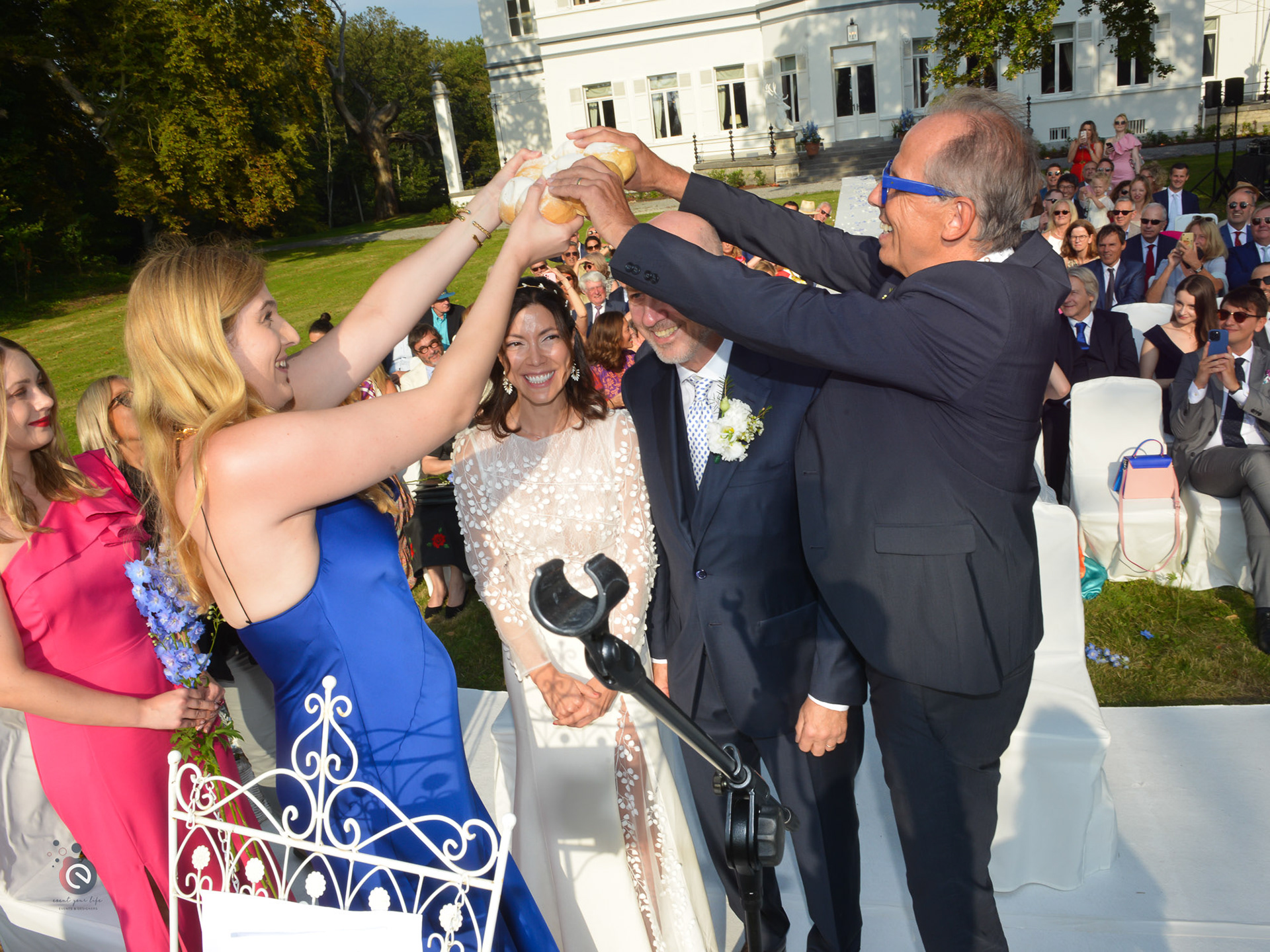 Rituel symbolique du pain lors du mariage de Nicoleta et Frank – un moment unique organisé par event your life.