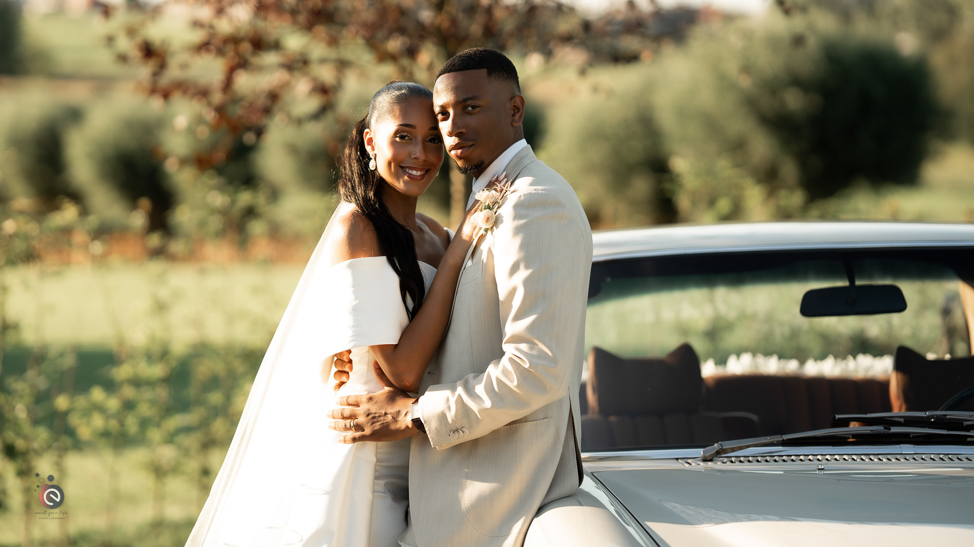 Alicia et Nicolas posant devant leur voiture de mariage au Kattebroek en Belgique – organisation et coordination par event your life