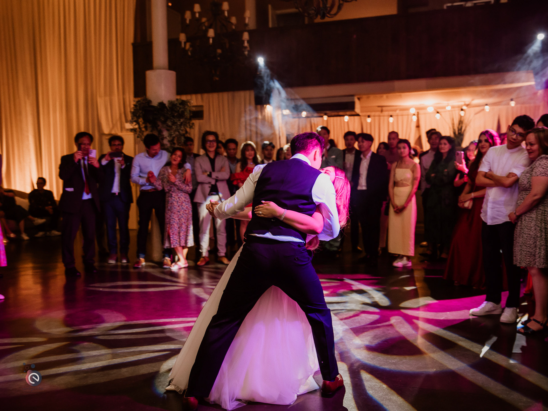 Première danse de Caroline & An à l’orangerie de Beauval, un moment fort de leur mariage en Belgique entouré de leurs proches.